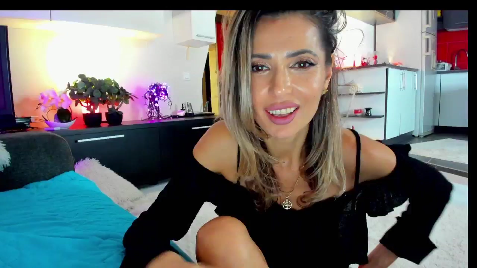 Gallery image thumbnail from SmileyTinaa's myfreecams stream on, 02/01/2025, 04:32 image 15 of 20
