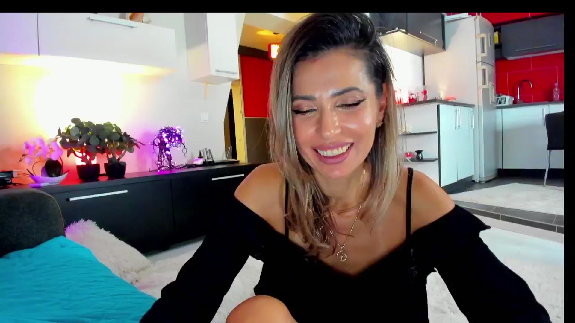 Gallery image thumbnail from SmileyTinaa's myfreecams stream on, 02/01/2025, 04:32 image 1 of 20