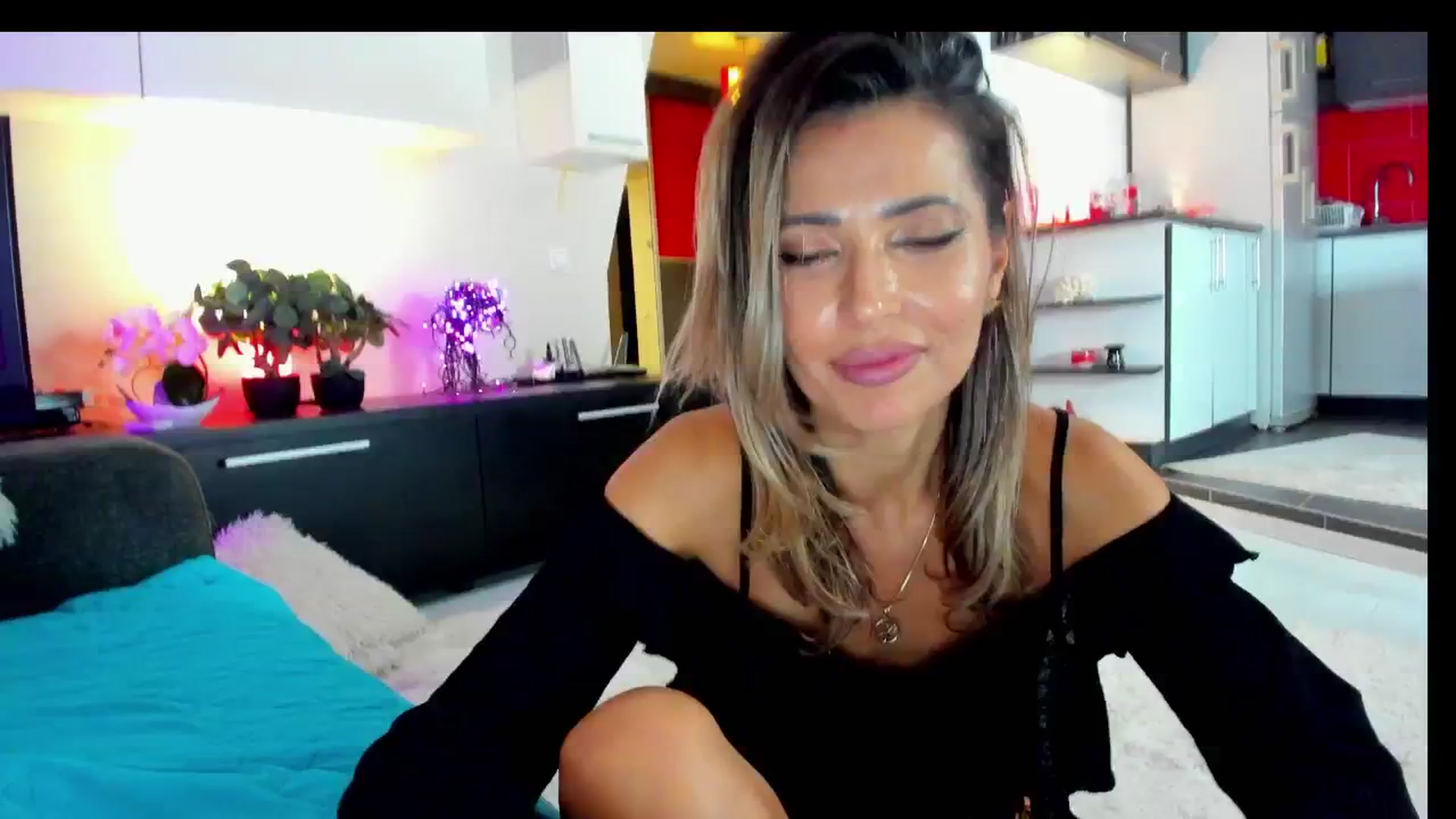 Gallery image thumbnail from SmileyTinaa's myfreecams stream on, 02/01/2025, 04:32 image 9 of 20