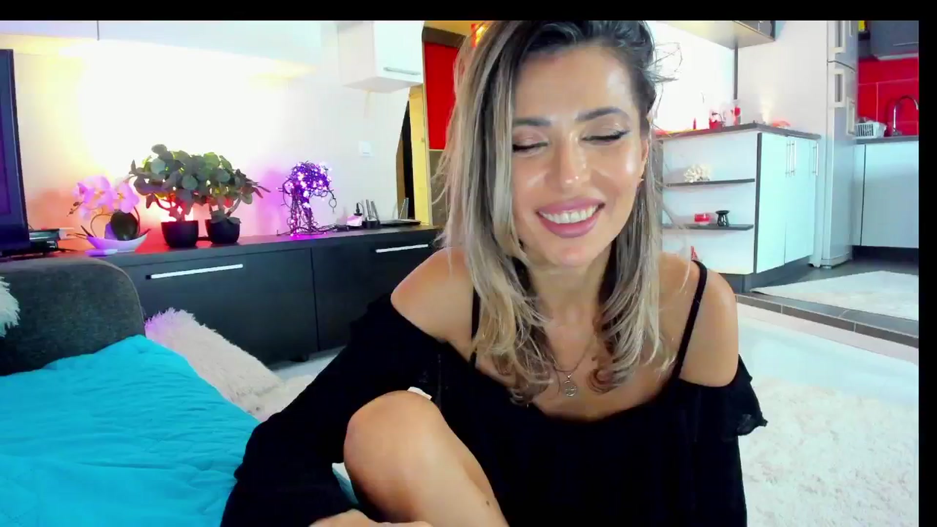 Gallery image thumbnail from SmileyTinaa's myfreecams stream on, 02/01/2025, 04:32 image 16 of 20