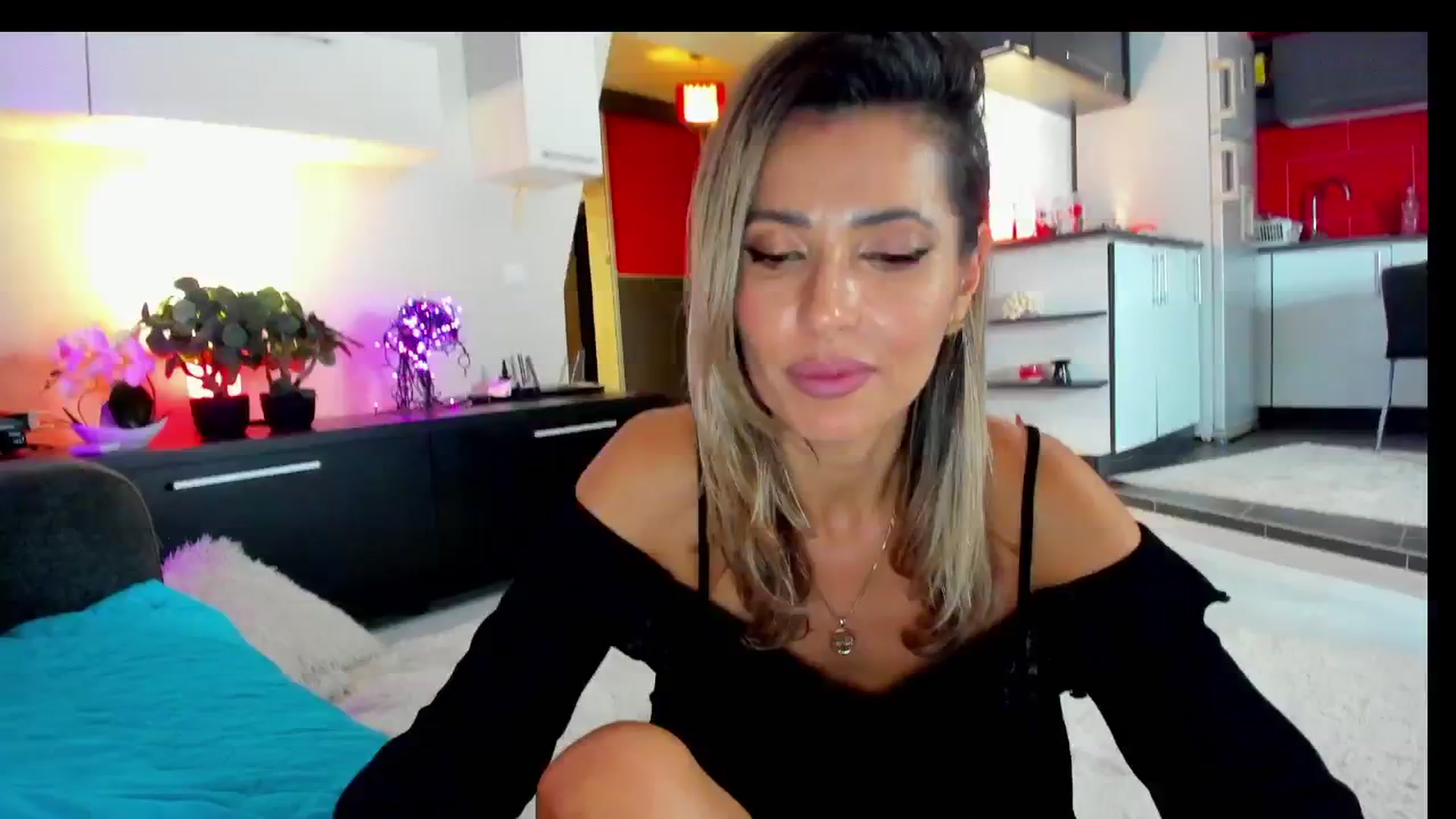 Gallery image thumbnail from SmileyTinaa's myfreecams stream on, 02/01/2025, 04:32 image 2 of 20