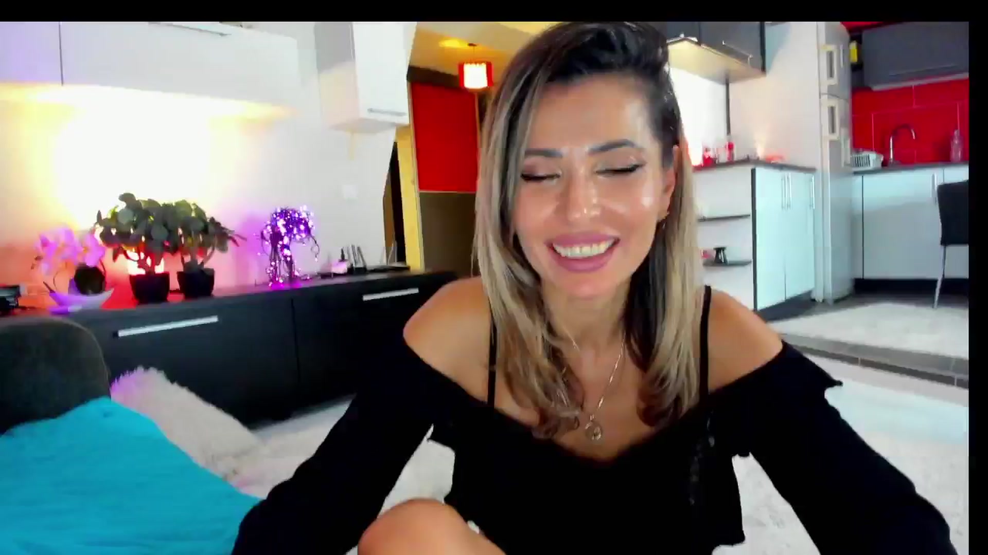 Gallery image thumbnail from SmileyTinaa's myfreecams stream on, 02/01/2025, 04:32 image 3 of 20
