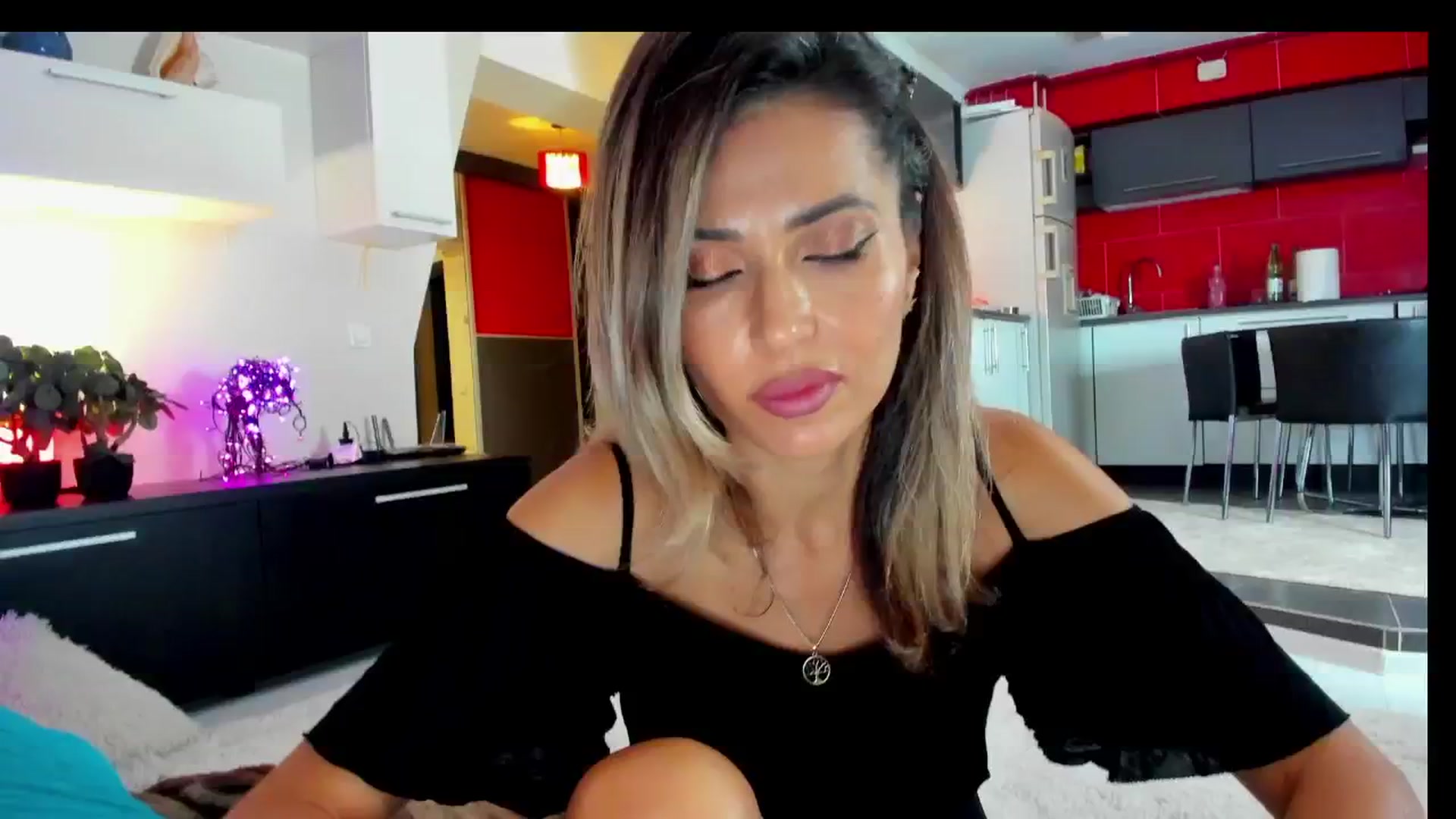 Gallery image thumbnail from SmileyTinaa's myfreecams stream on, 02/06/2025, 22:43 image 5 of 20