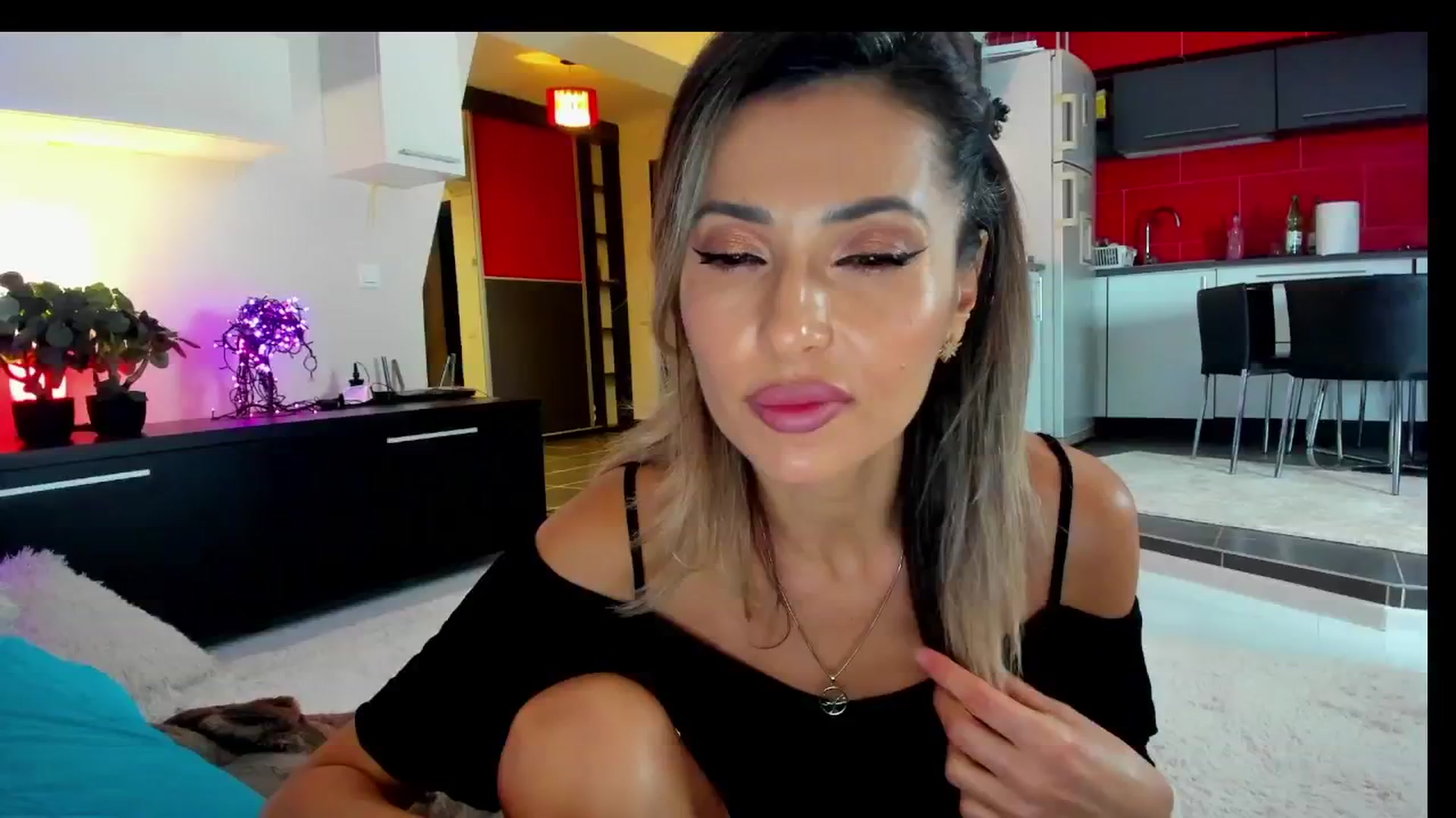 Gallery image thumbnail from SmileyTinaa's myfreecams stream on, 02/06/2025, 22:43 image 8 of 20