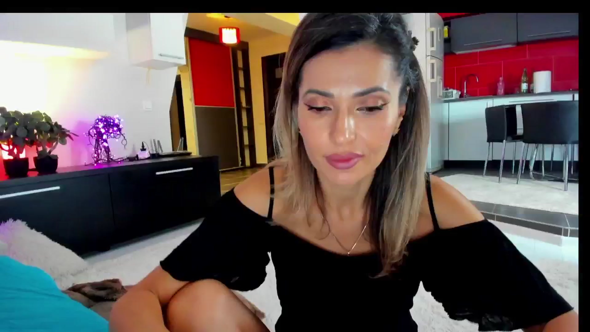 Gallery image thumbnail from SmileyTinaa's myfreecams stream on, 02/06/2025, 22:43 image 17 of 20