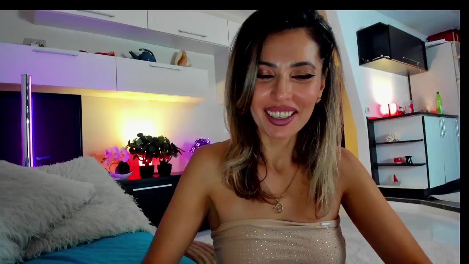 Gallery image thumbnail from SmileyTinaa's myfreecams stream on, 02/28/2025, 24:50 image 4 of 20