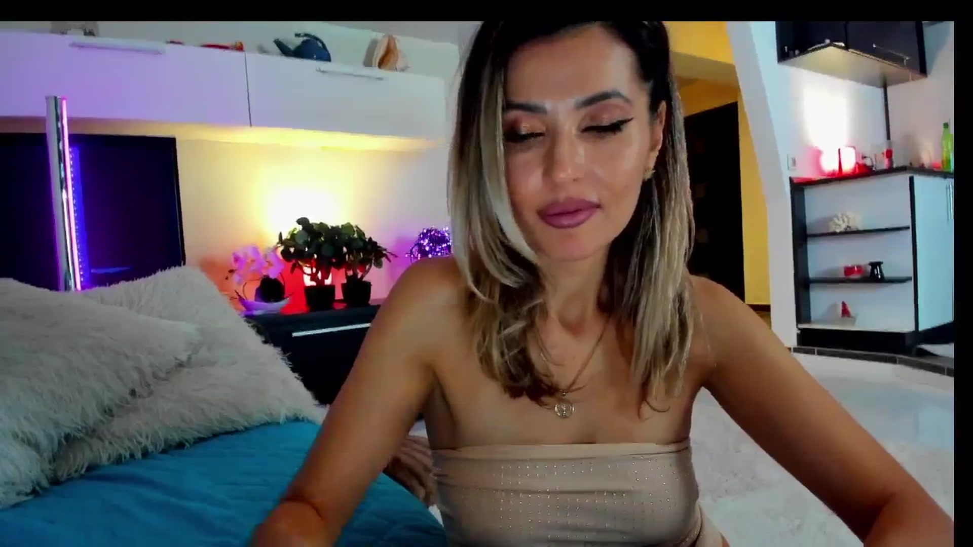 Gallery image thumbnail from SmileyTinaa's myfreecams stream on, 02/28/2025, 24:50 image 19 of 20