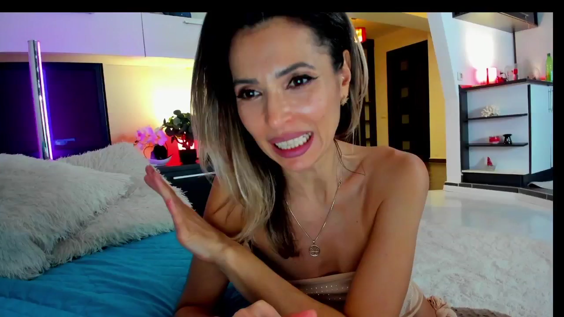 Gallery image thumbnail from SmileyTinaa's myfreecams stream on, 02/28/2025, 03:50 image 16 of 20