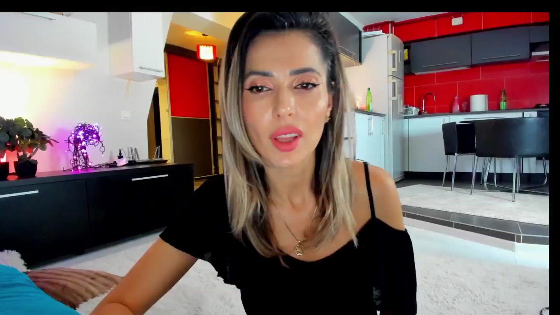 Gallery image thumbnail from SmileyTinaa's myfreecams stream on, 03/01/2025, 24:56 image 2 of 20