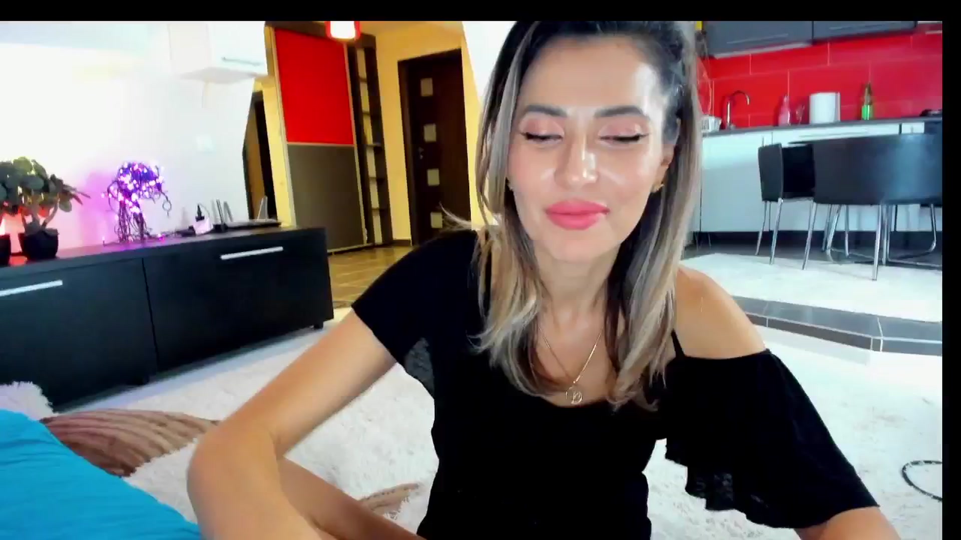 Gallery image thumbnail from SmileyTinaa's myfreecams stream on, 03/01/2025, 24:56 image 6 of 20