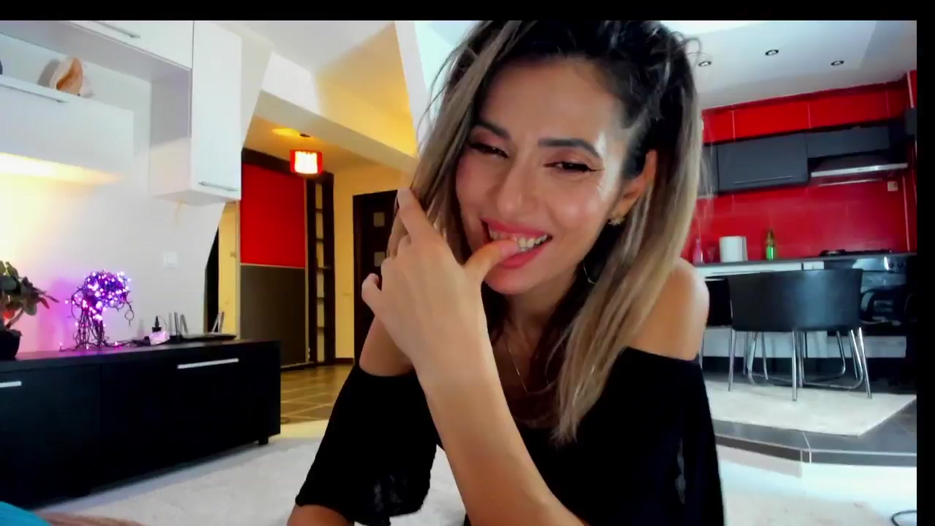 Gallery image thumbnail from SmileyTinaa's myfreecams stream on, 03/01/2025, 24:56 image 11 of 20