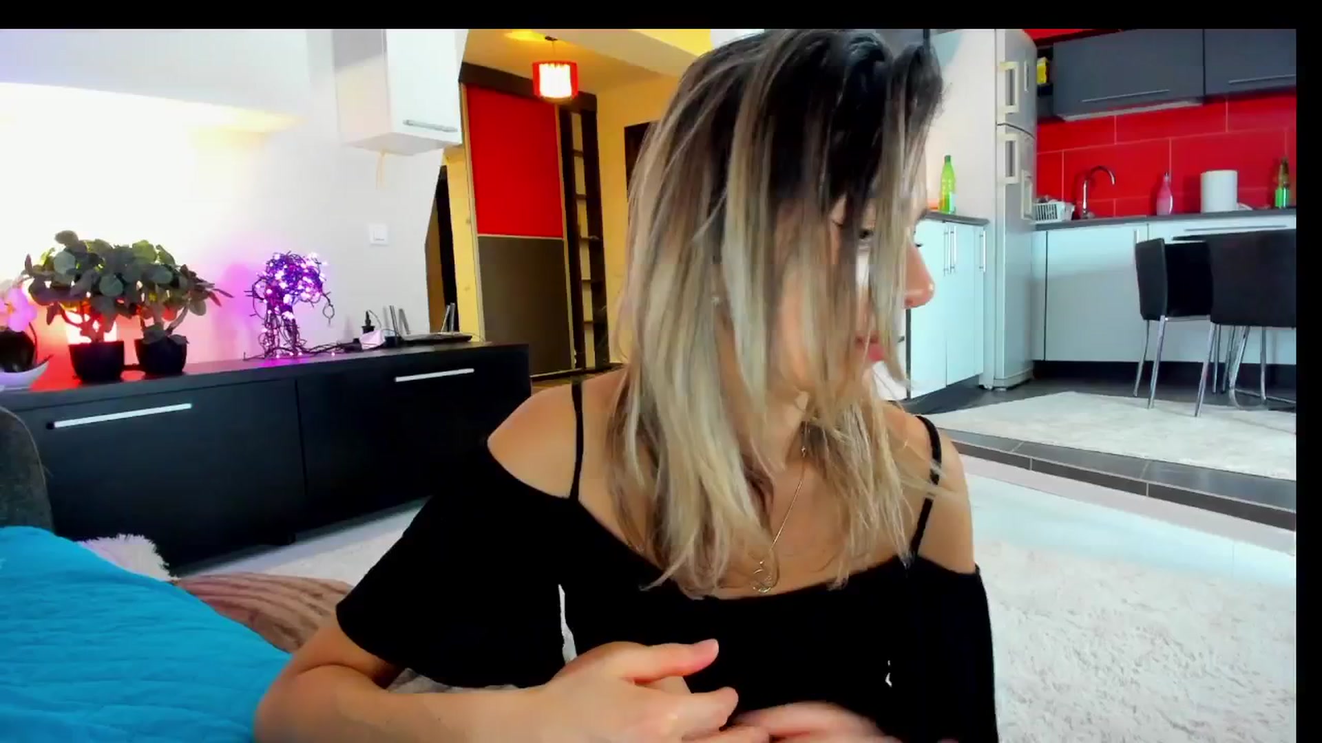 Gallery image thumbnail from SmileyTinaa's myfreecams stream on, 03/01/2025, 24:56 image 16 of 20
