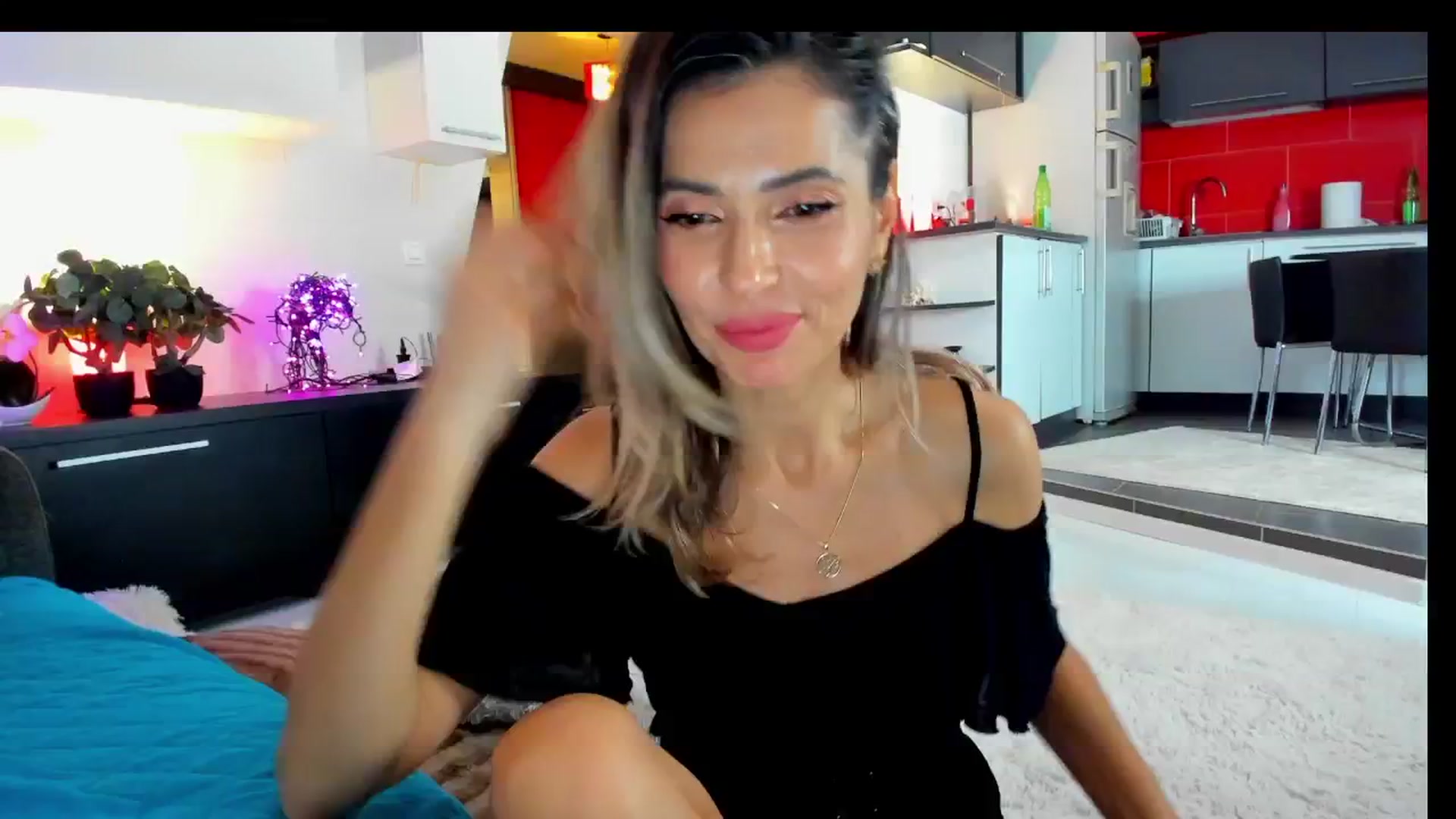 Gallery image thumbnail from SmileyTinaa's myfreecams stream on, 03/01/2025, 24:56 image 15 of 20