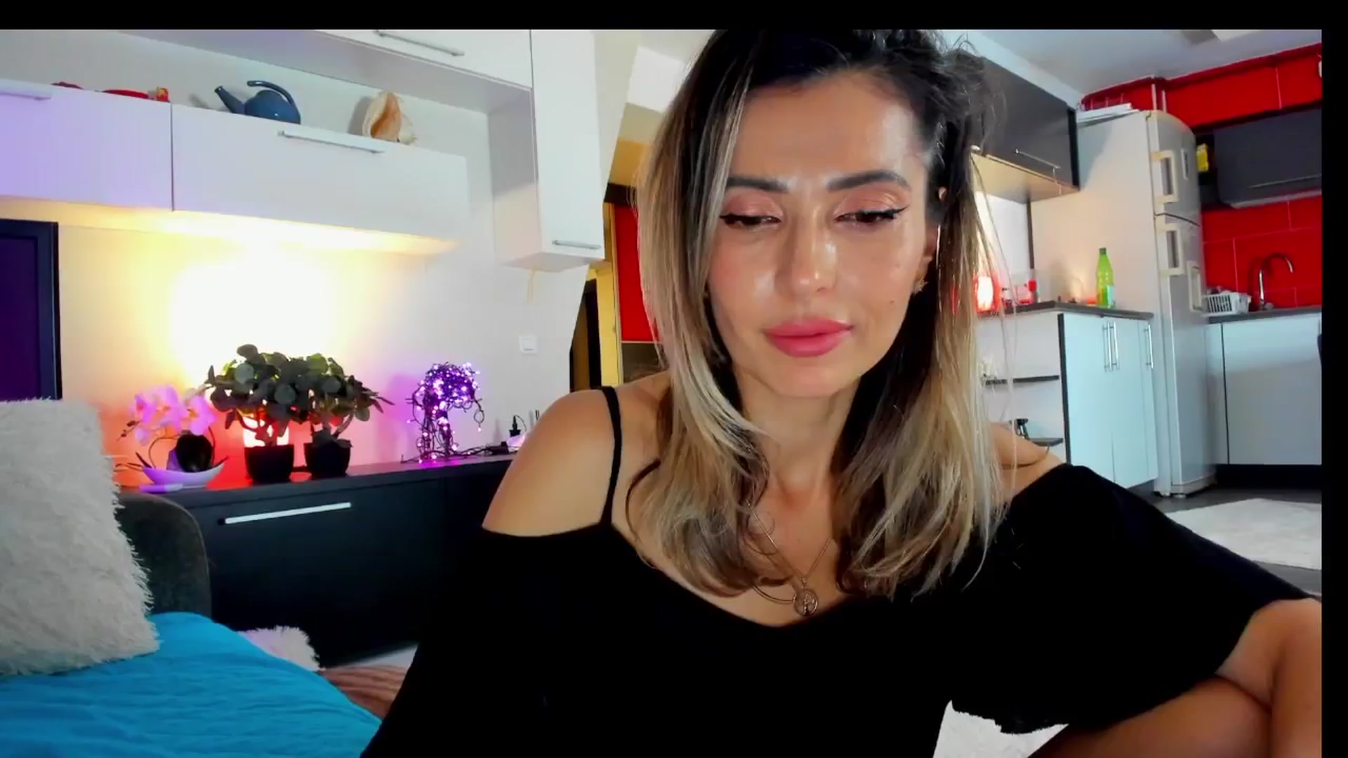 Gallery image thumbnail from SmileyTinaa's myfreecams stream on, 03/01/2025, 24:56 image 17 of 20