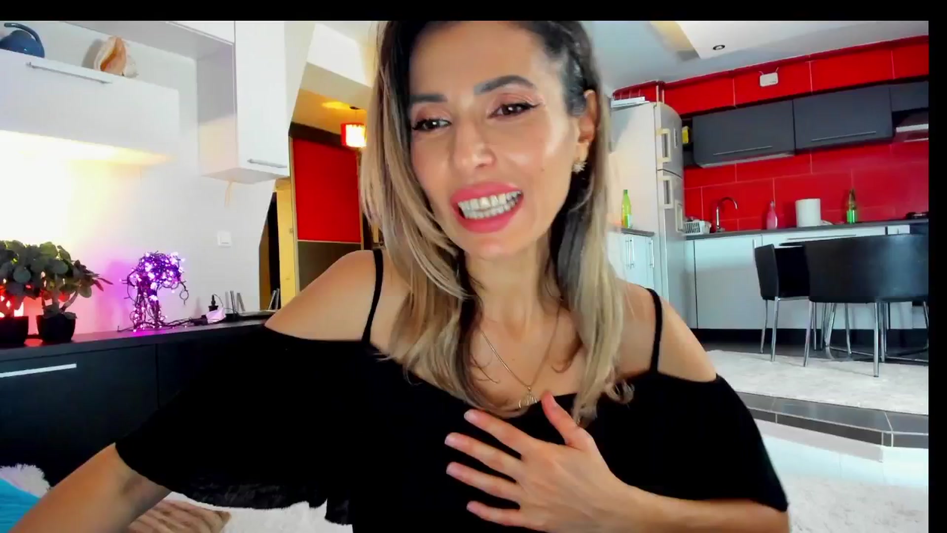 Gallery image thumbnail from SmileyTinaa's myfreecams stream on, 03/01/2025, 24:56 image 13 of 20