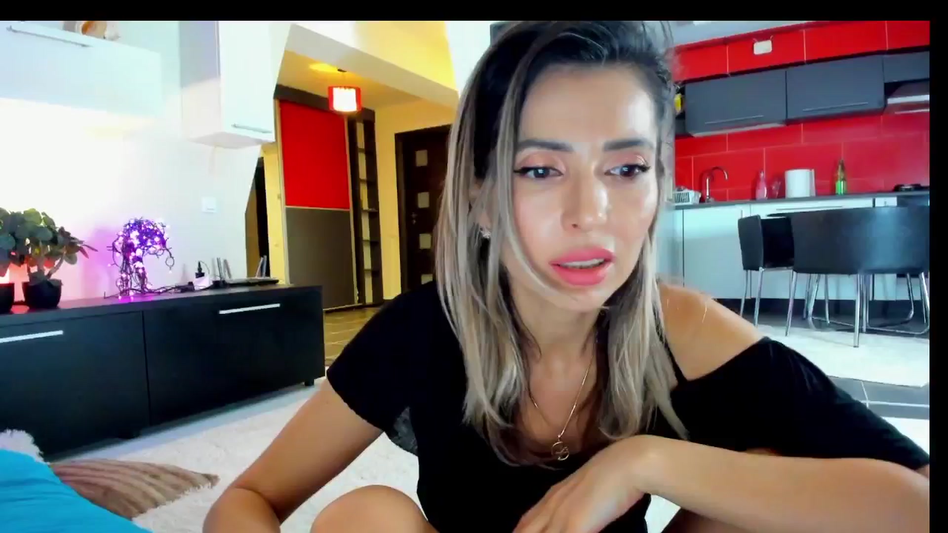 Gallery image thumbnail from SmileyTinaa's myfreecams stream on, 03/01/2025, 24:56 image 4 of 20