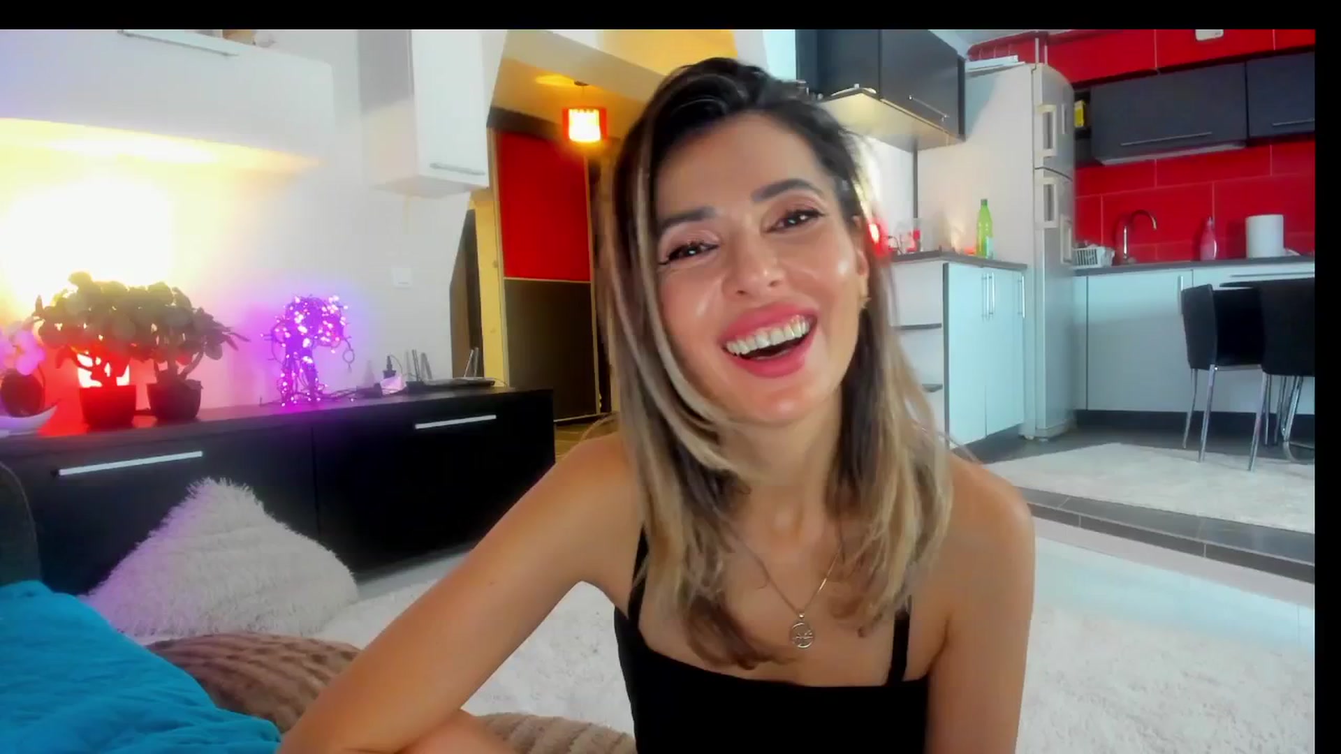 Gallery image thumbnail from SmileyTinaa's myfreecams stream on, 03/01/2025, 02:31 image 17 of 20