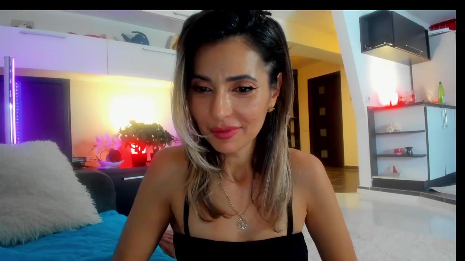 Gallery image thumbnail from SmileyTinaa's myfreecams stream on, 03/01/2025, 02:31 image 19 of 20