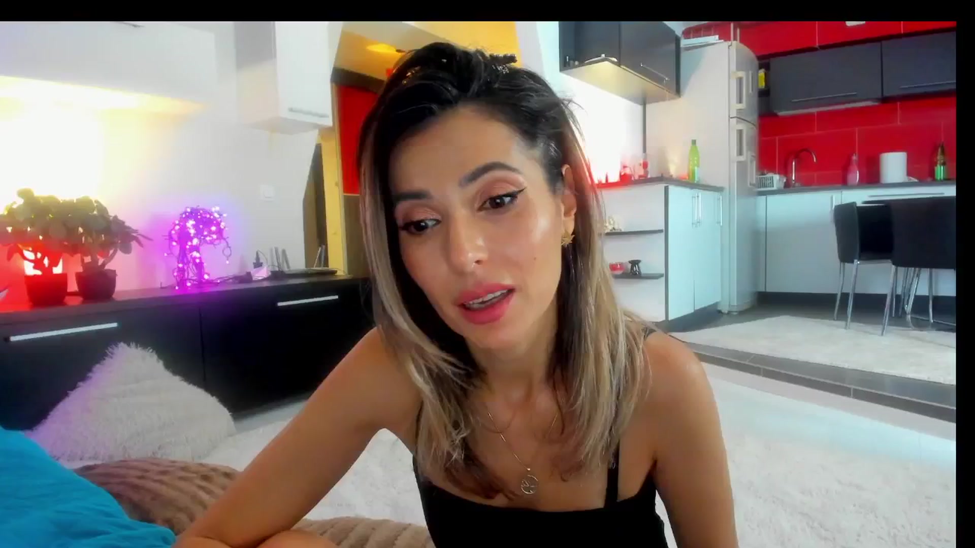Gallery image thumbnail from SmileyTinaa's myfreecams stream on, 03/01/2025, 02:31 image 18 of 20