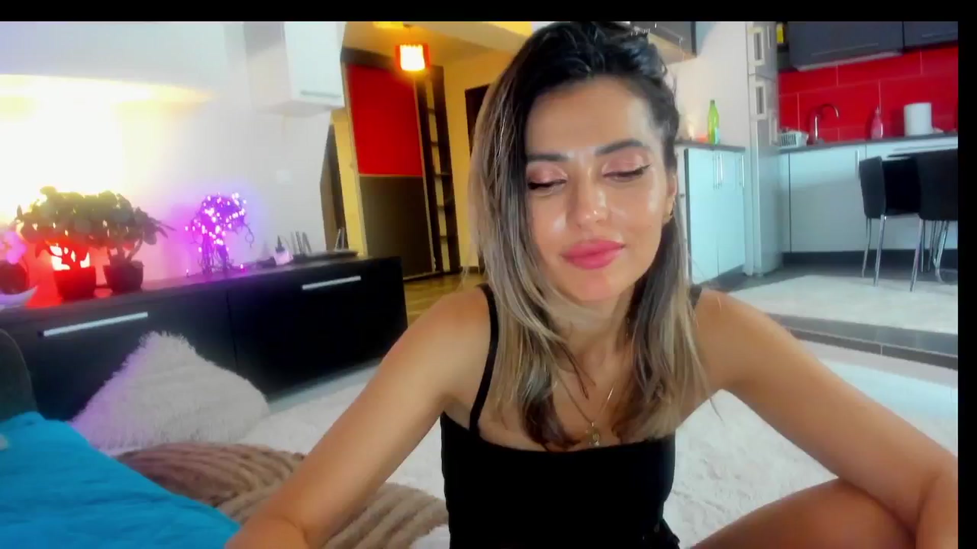 Gallery image thumbnail from SmileyTinaa's myfreecams stream on, 03/01/2025, 04:47 image 10 of 20
