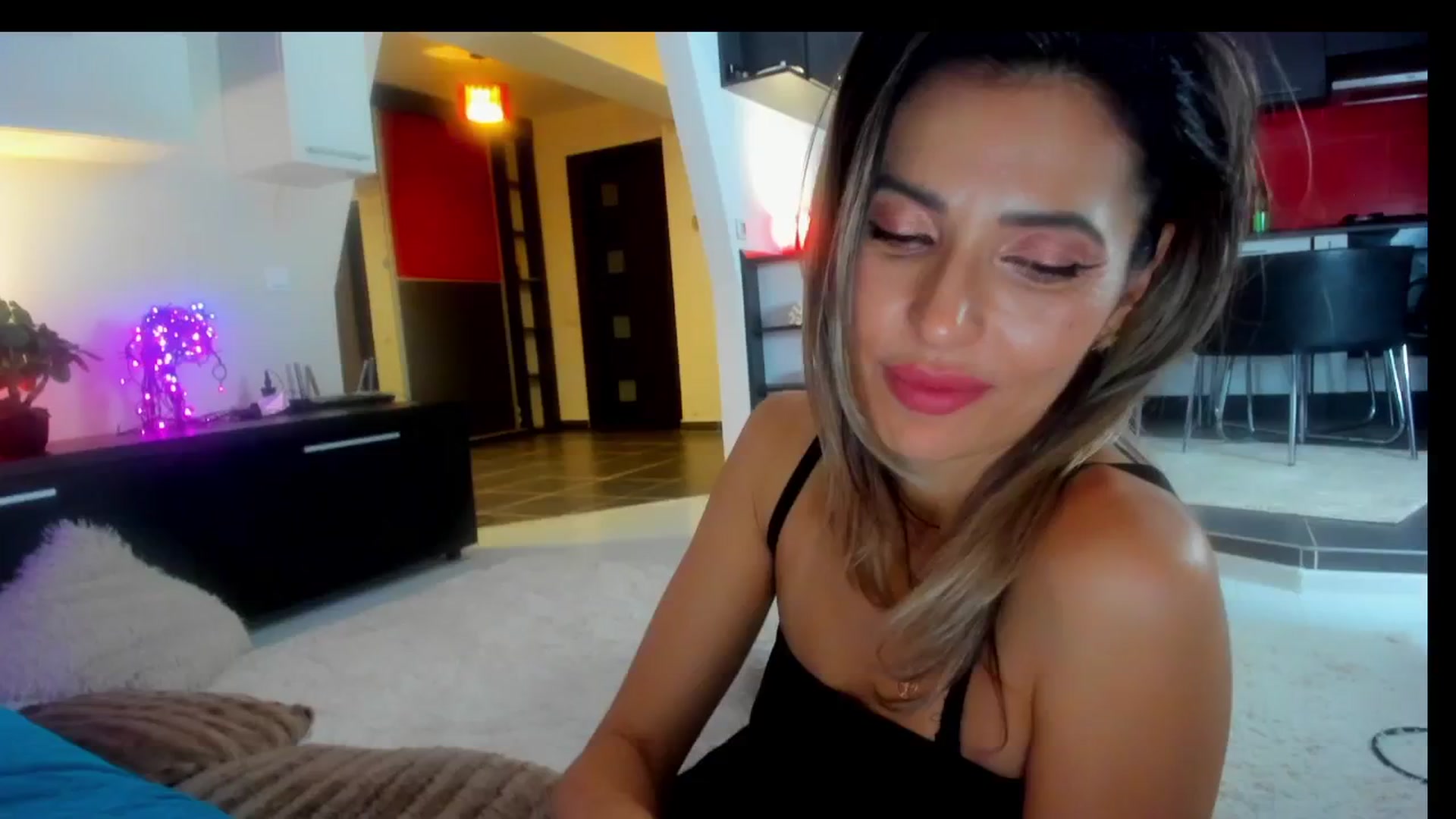 Gallery image thumbnail from SmileyTinaa's myfreecams stream on, 03/01/2025, 04:47 image 17 of 20