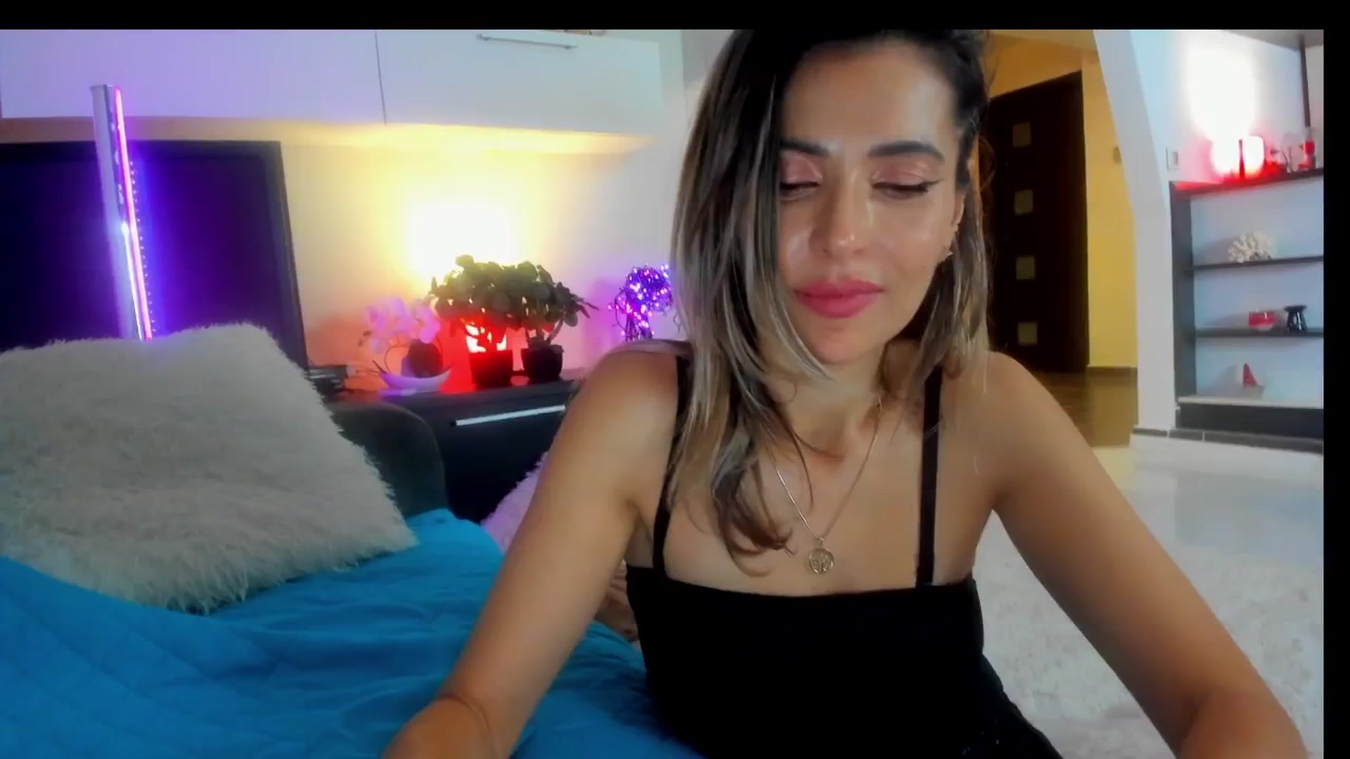 Gallery image thumbnail from SmileyTinaa's myfreecams stream on, 03/01/2025, 04:47 image 13 of 20
