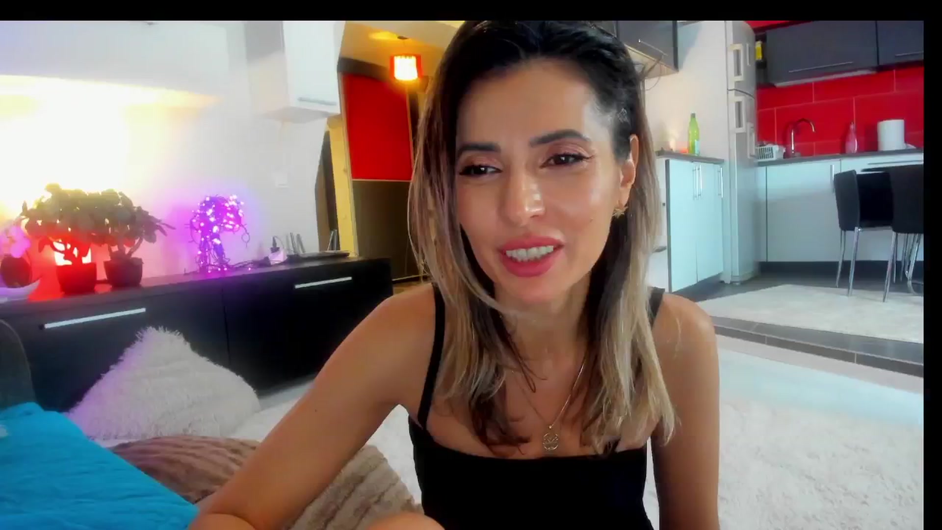 Gallery image thumbnail from SmileyTinaa's myfreecams stream on, 03/01/2025, 04:47 image 7 of 20