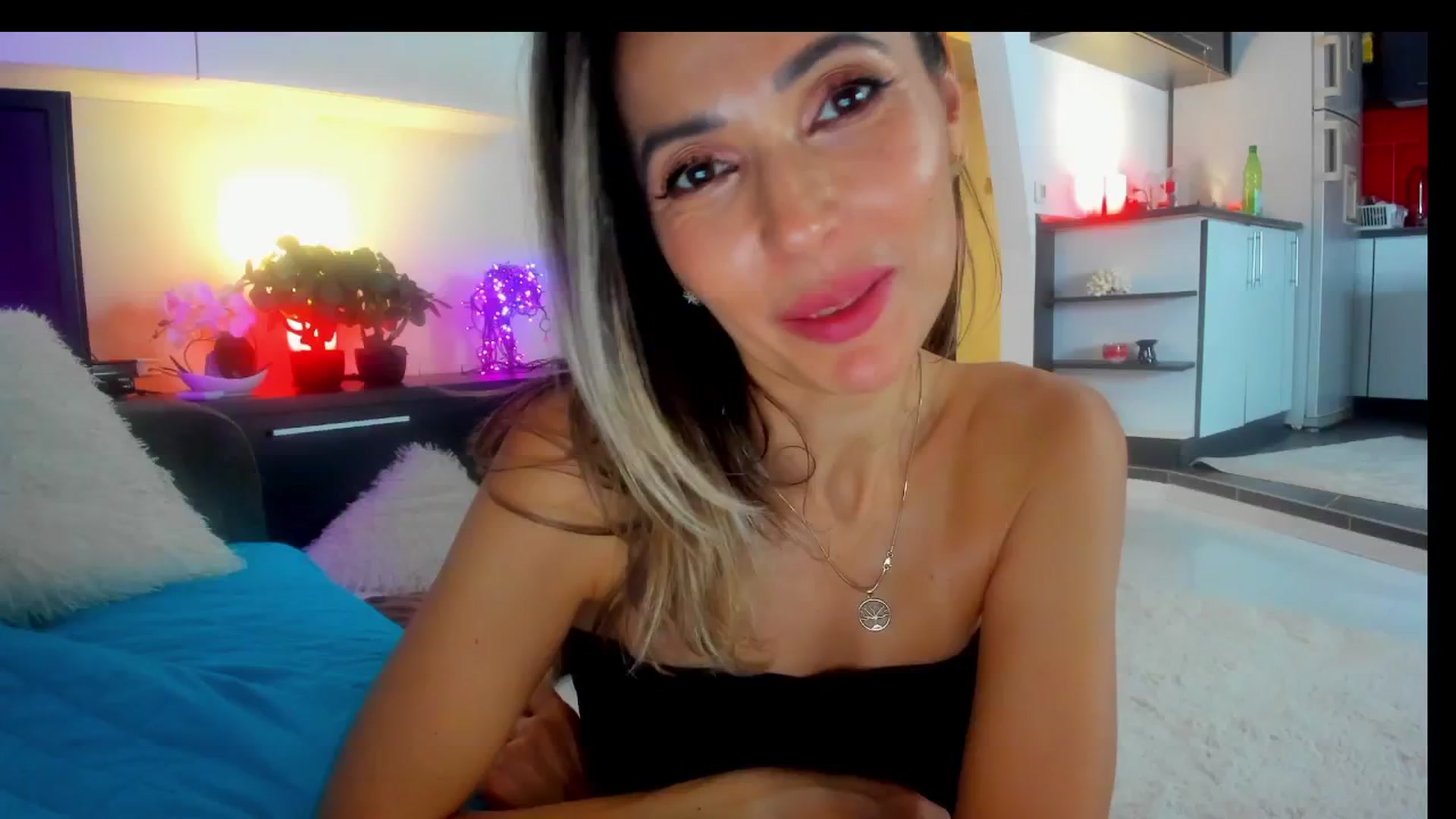Gallery image thumbnail from SmileyTinaa's myfreecams stream on, 03/01/2025, 07:20 image 17 of 20