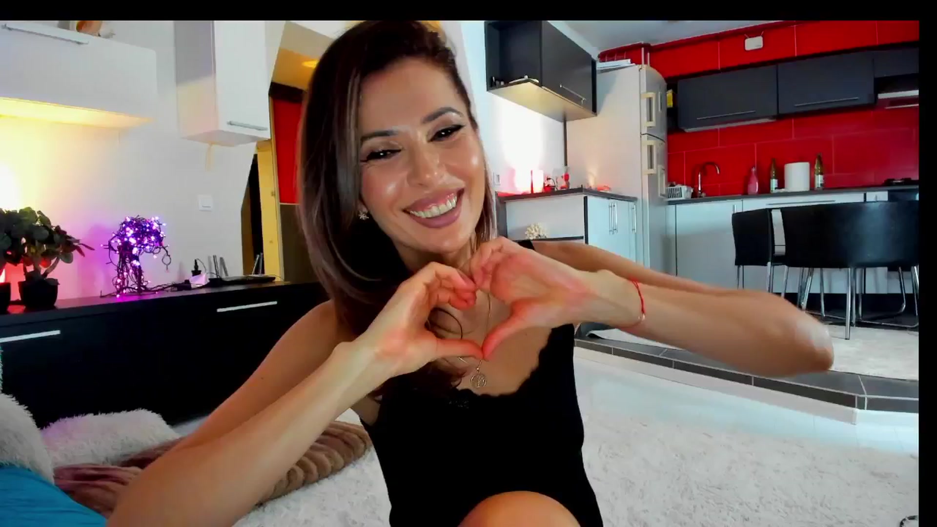 Gallery image thumbnail from SmileyTinaa's myfreecams stream on, 03/07/2025, 22:33 image 15 of 20
