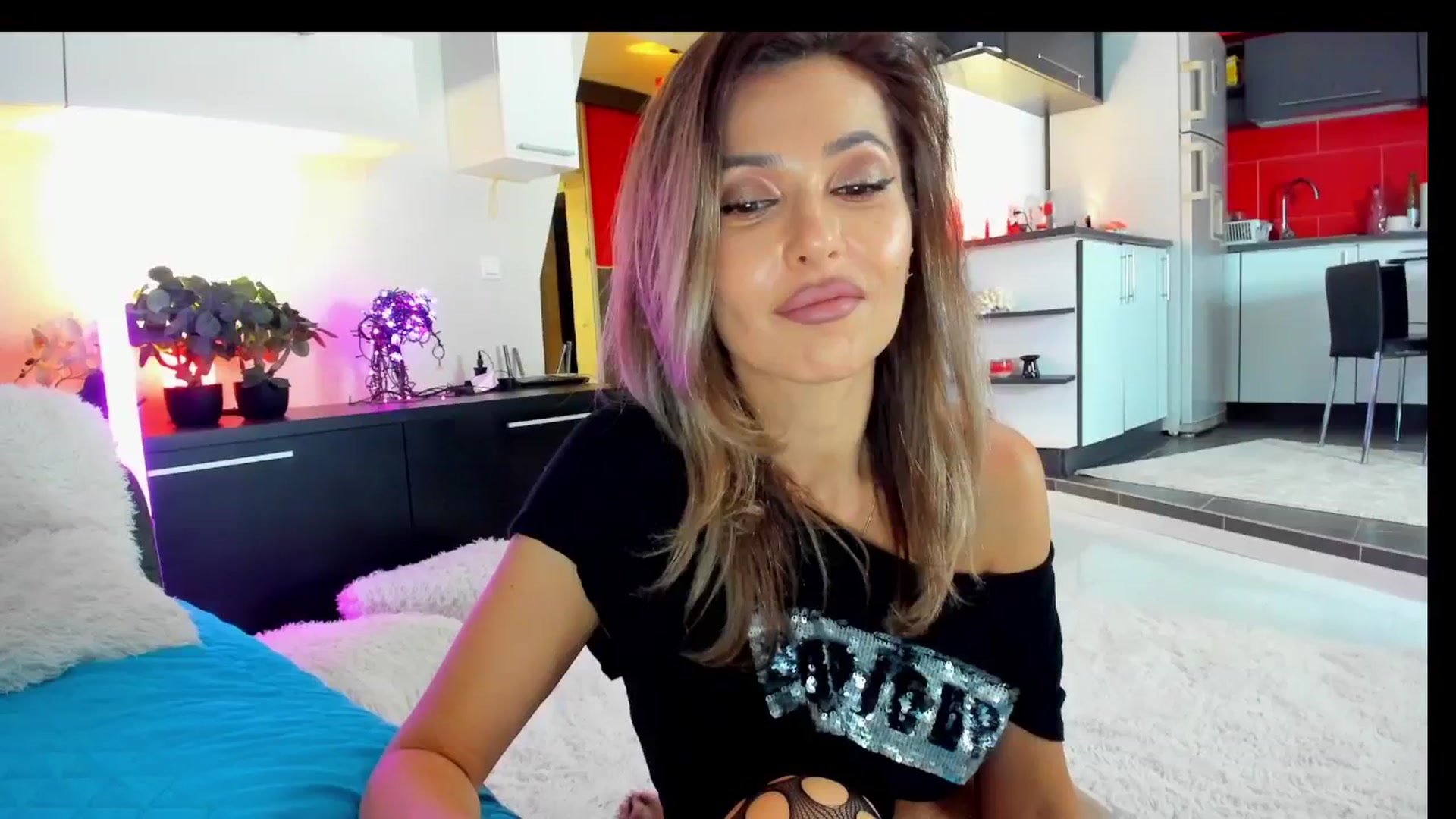 Gallery image thumbnail from SmileyTinaa's myfreecams stream on, 03/21/2025, 24:01 image 17 of 20