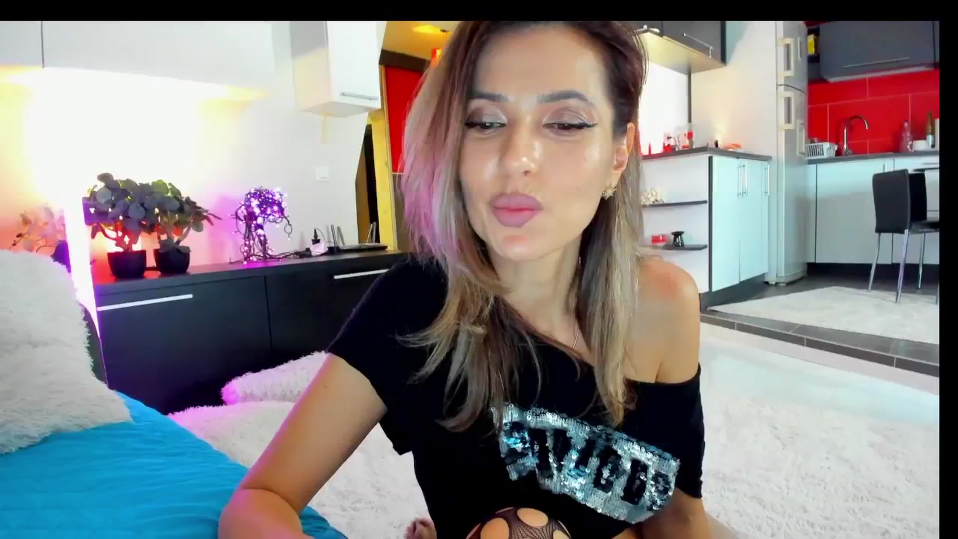 Gallery image thumbnail from SmileyTinaa's myfreecams stream on, 03/21/2025, 24:01 image 11 of 20
