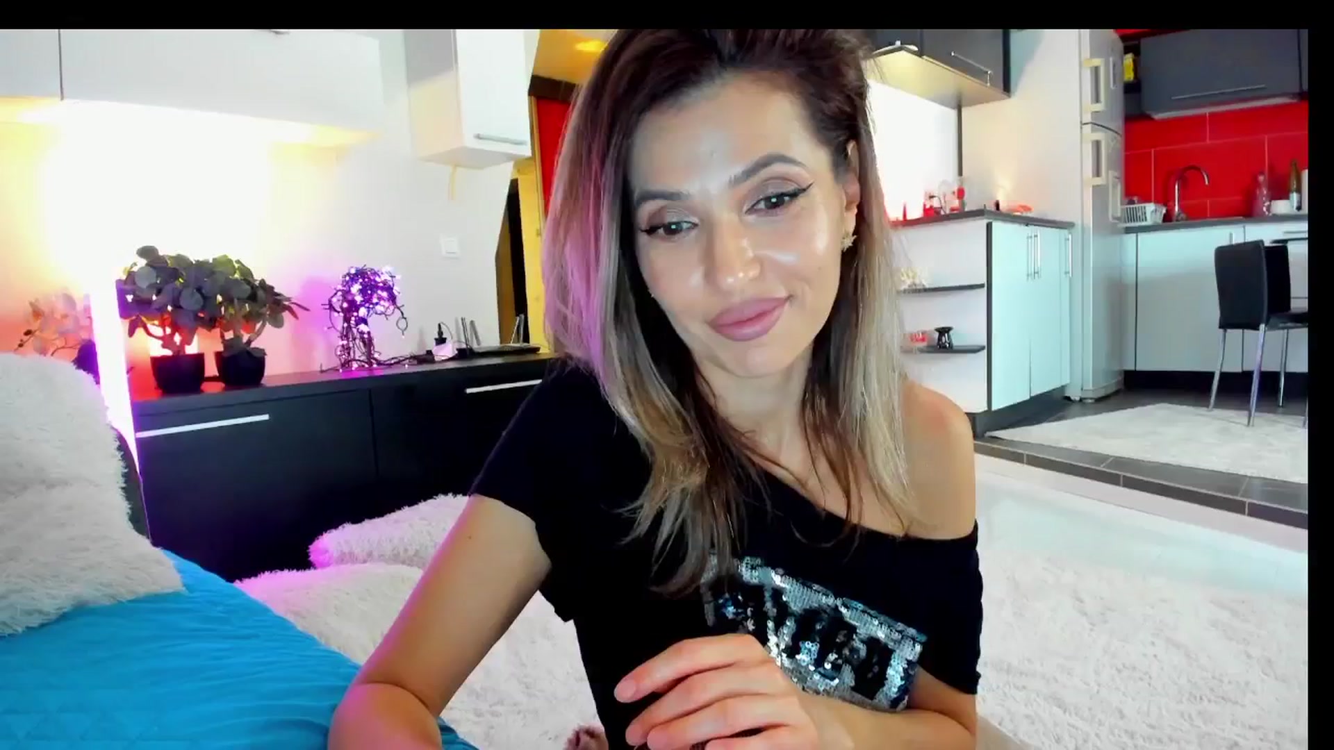 Gallery image thumbnail from SmileyTinaa's myfreecams stream on, 03/21/2025, 24:01 image 8 of 20