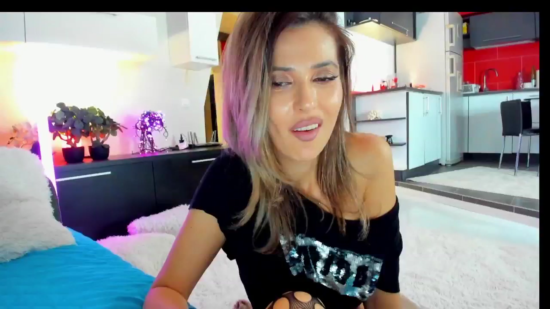 Gallery image thumbnail from SmileyTinaa's myfreecams stream on, 03/21/2025, 24:01 image 13 of 20