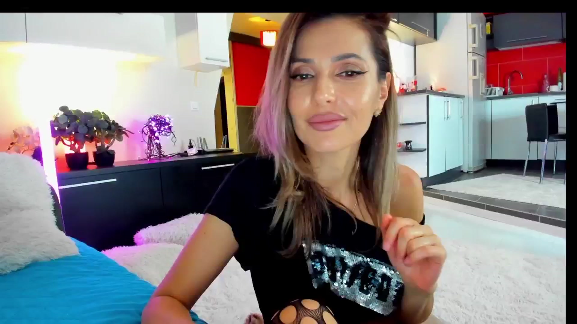 Gallery image thumbnail from SmileyTinaa's myfreecams stream on, 03/21/2025, 24:01 image 4 of 20