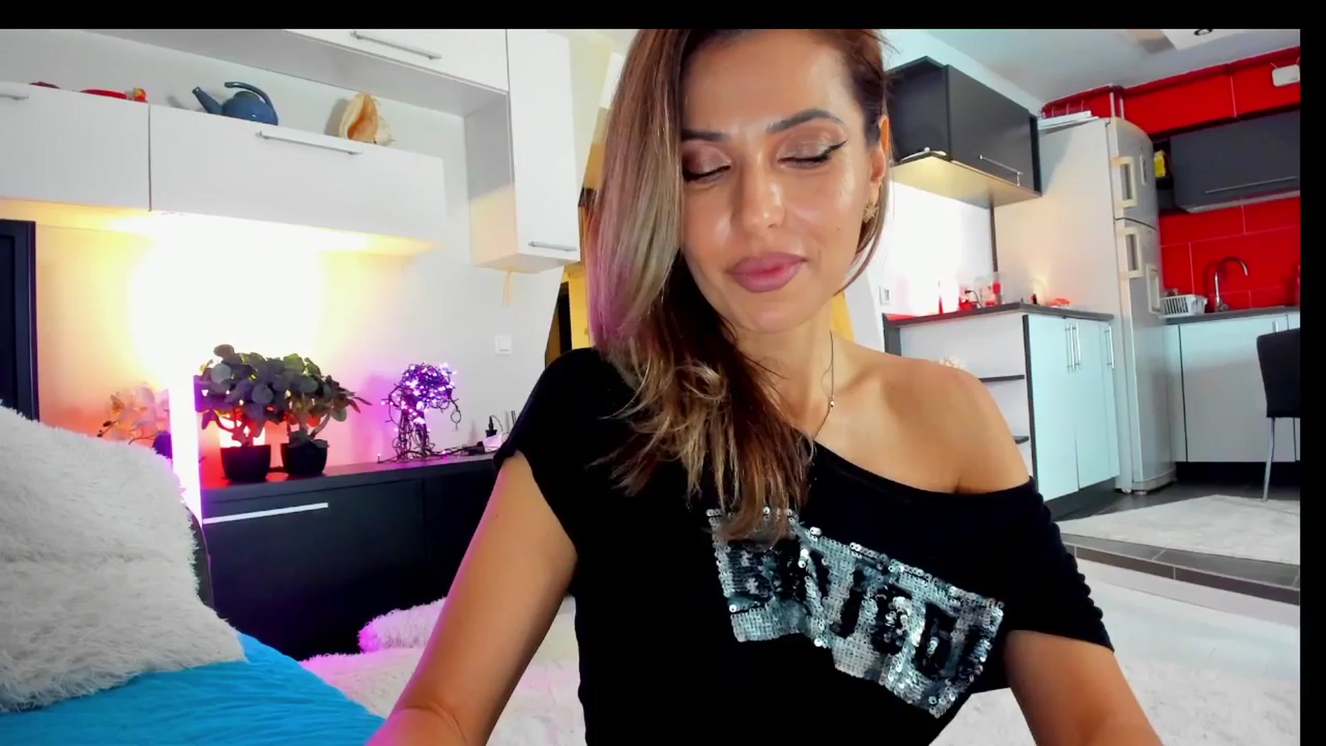 Gallery image thumbnail from SmileyTinaa's myfreecams stream on, 03/21/2025, 01:16 image 2 of 20