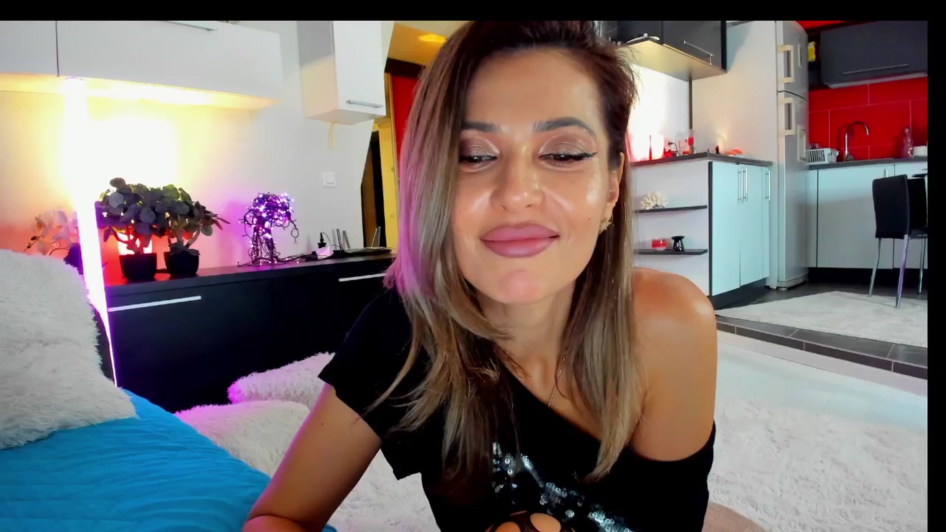 Gallery image thumbnail from SmileyTinaa's myfreecams stream on, 03/21/2025, 01:16 image 5 of 20