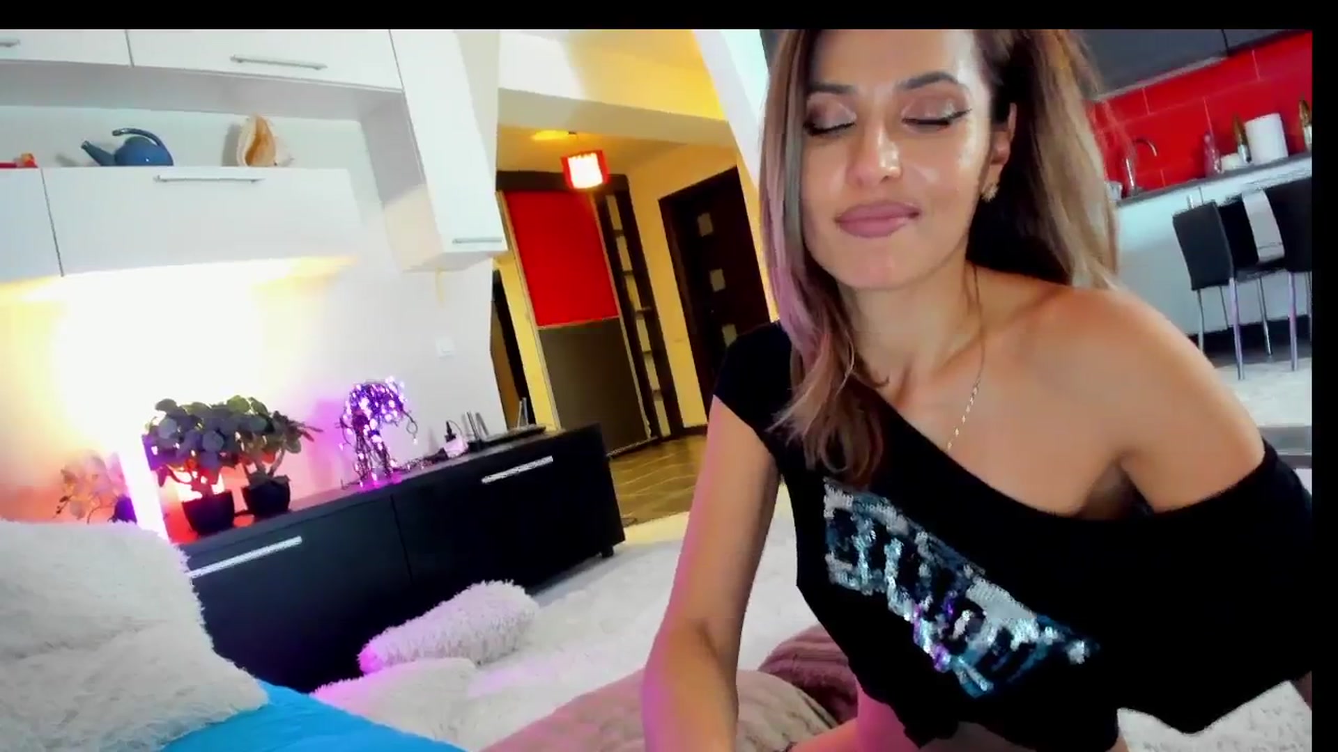 Gallery image thumbnail from SmileyTinaa's myfreecams stream on, 03/21/2025, 01:16 image 18 of 20