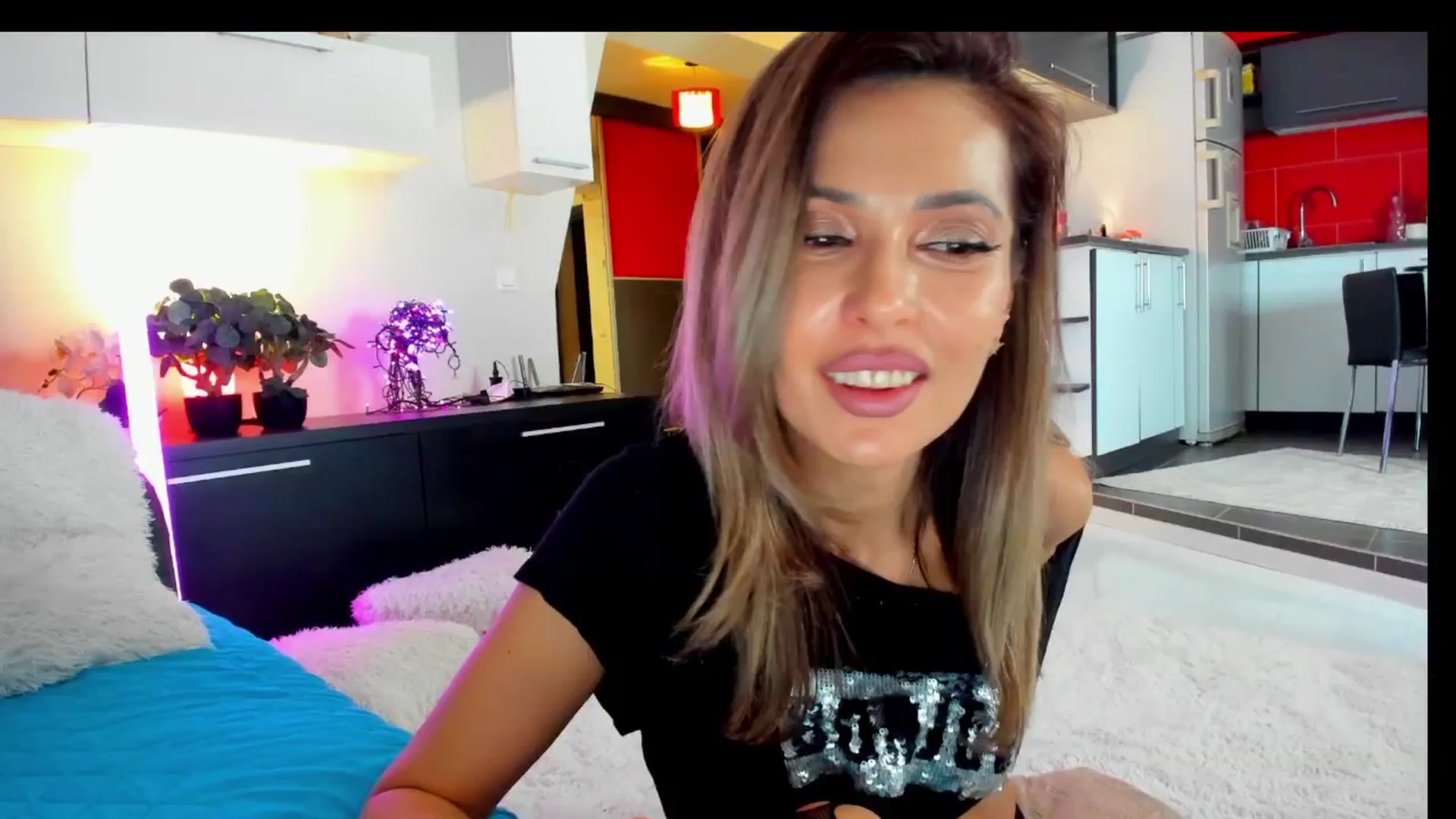 Gallery image thumbnail from SmileyTinaa's myfreecams stream on, 03/21/2025, 01:16 image 6 of 20