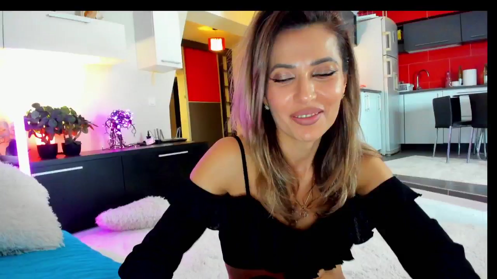 Gallery image thumbnail from SmileyTinaa's myfreecams stream on, 03/21/2025, 21:21 image 19 of 20