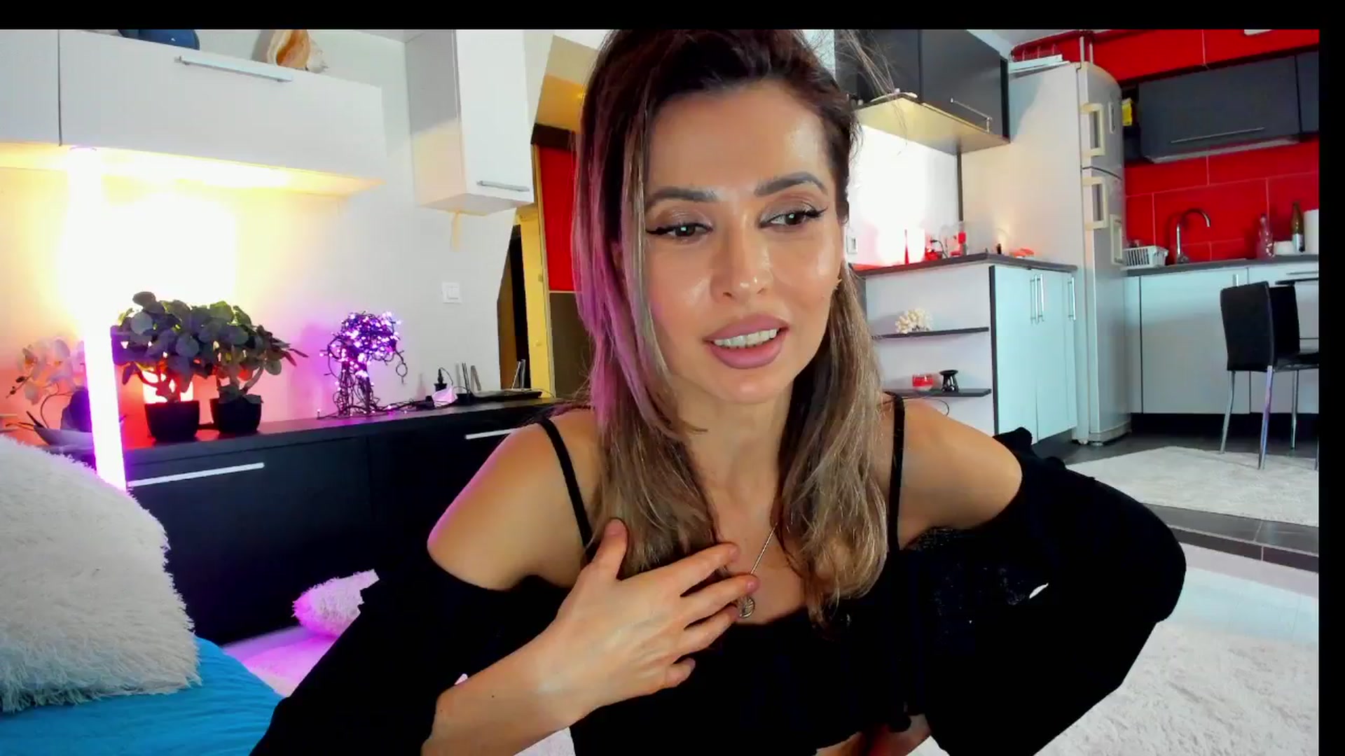 Gallery image thumbnail from SmileyTinaa's myfreecams stream on, 03/21/2025, 21:21 image 1 of 20