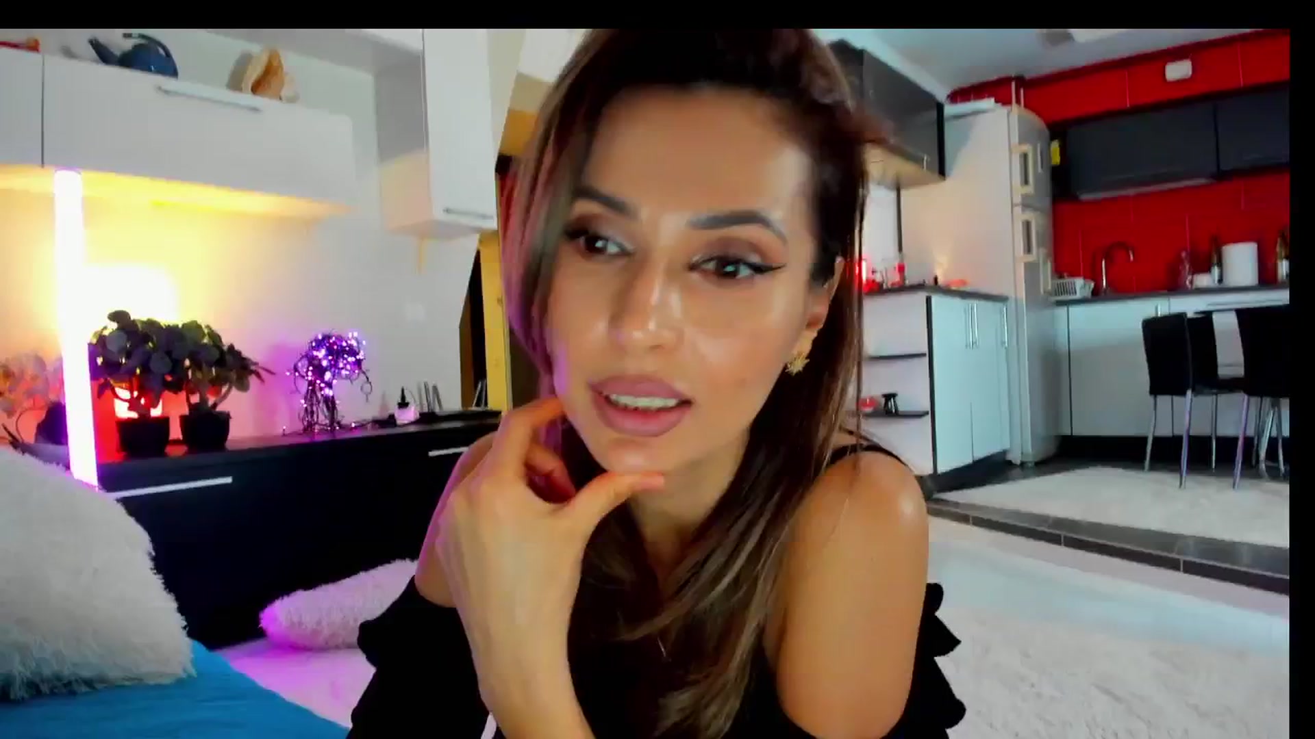 Gallery image thumbnail from SmileyTinaa's myfreecams stream on, 03/21/2025, 21:21 image 8 of 20