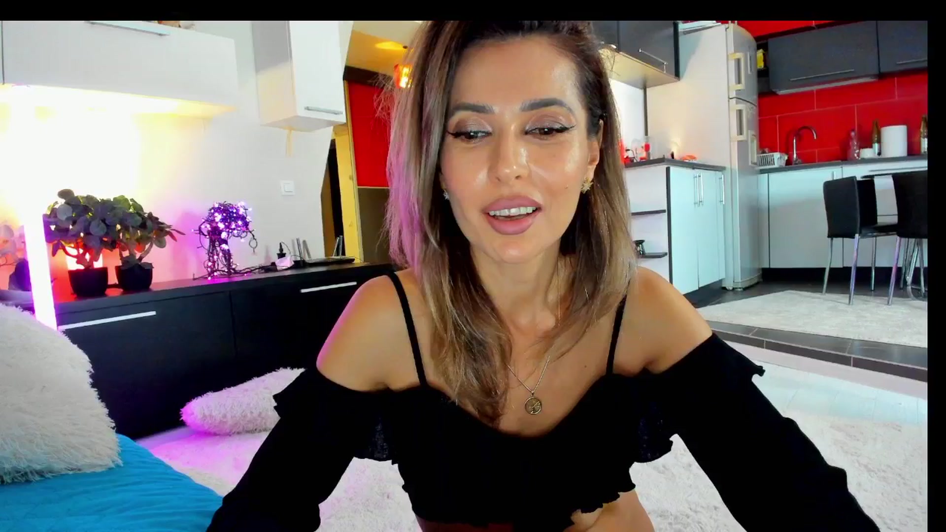 Gallery image thumbnail from SmileyTinaa's myfreecams stream on, 03/21/2025, 21:21 image 18 of 20
