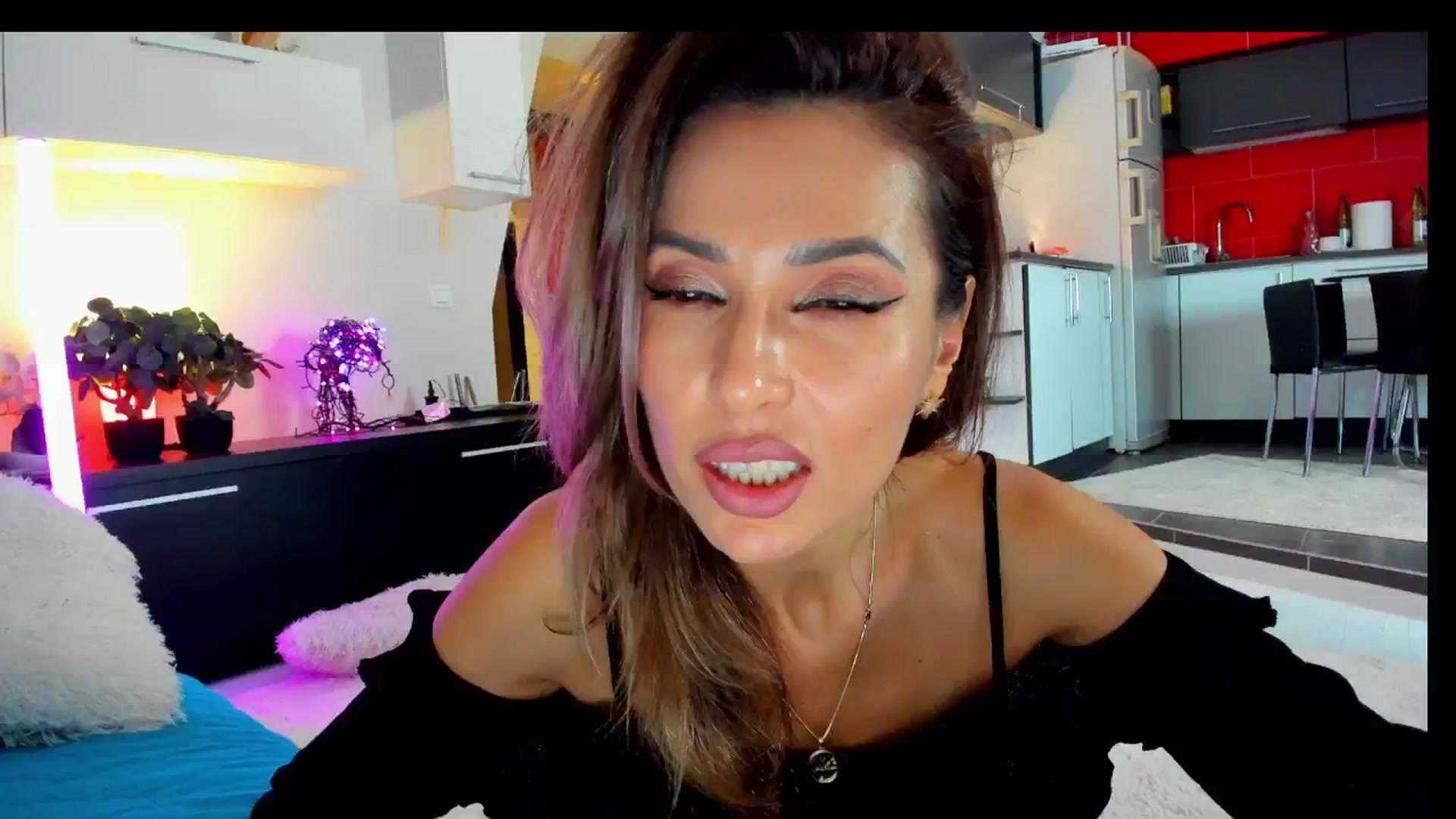 Gallery image thumbnail from SmileyTinaa's myfreecams stream on, 03/21/2025, 21:21 image 16 of 20