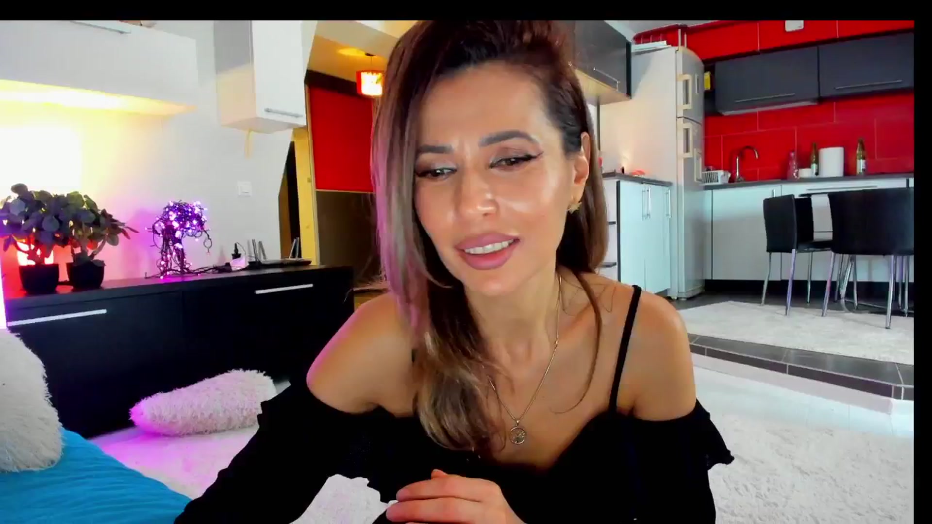 Gallery image thumbnail from SmileyTinaa's myfreecams stream on, 03/22/2025, 24:04 image 6 of 20