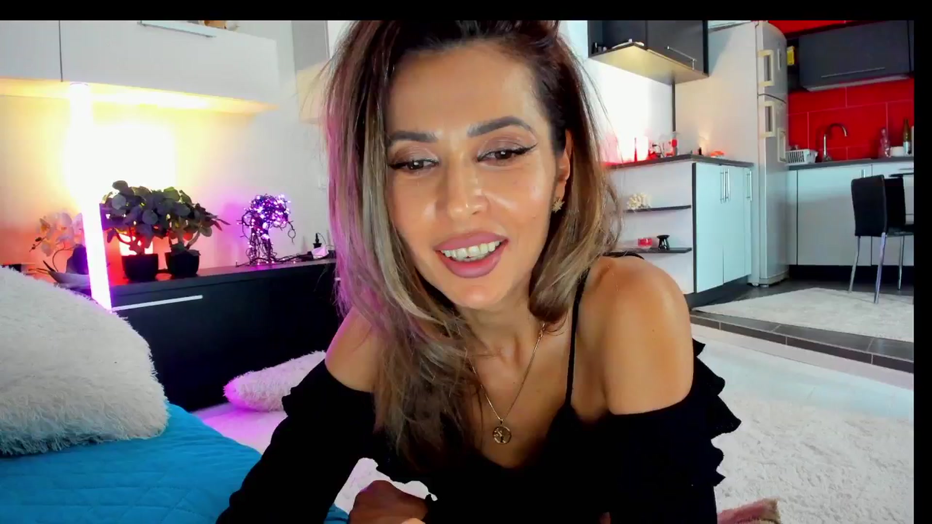 Gallery image thumbnail from SmileyTinaa's myfreecams stream on, 03/22/2025, 24:04 image 1 of 20