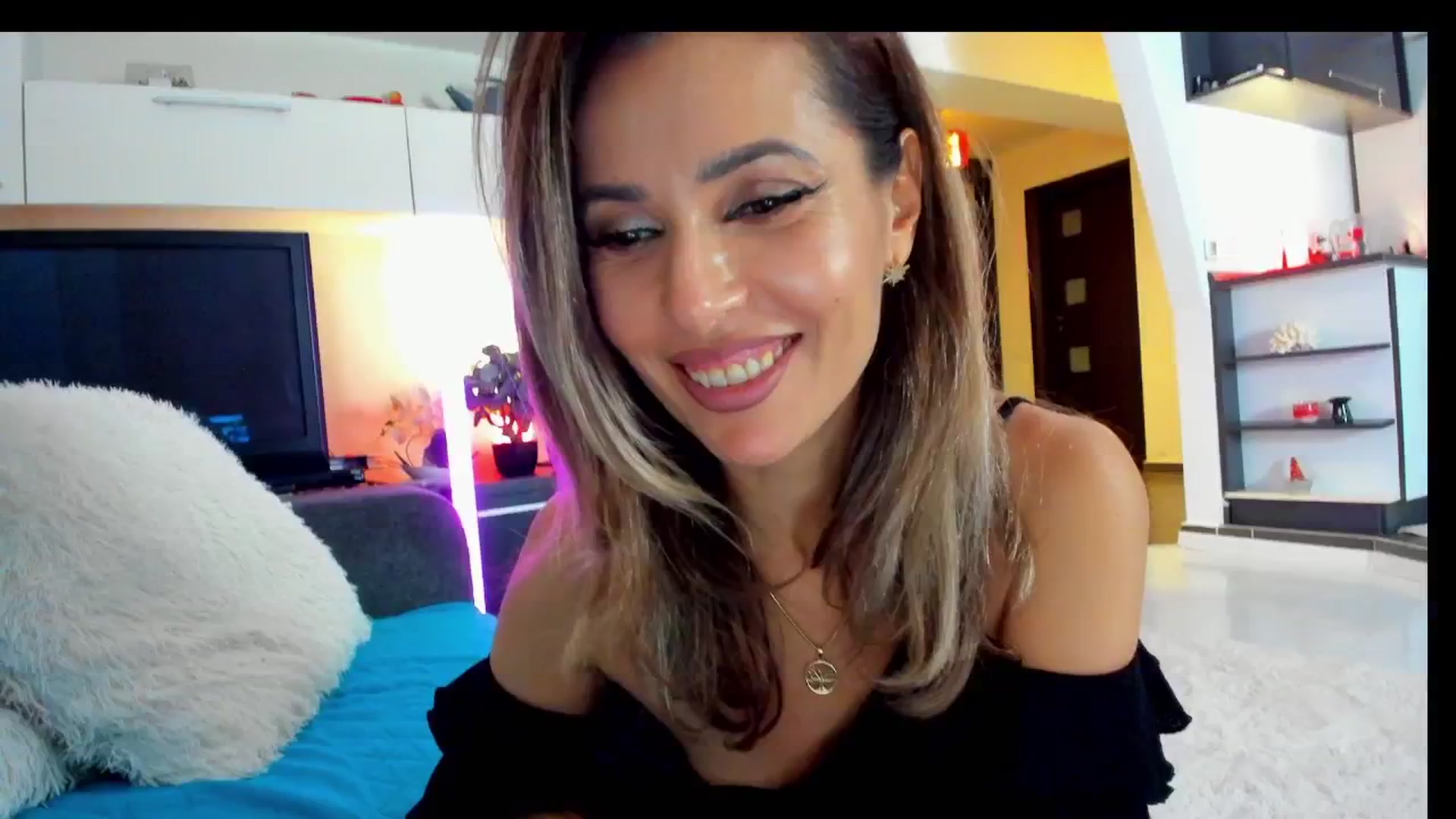 Gallery image thumbnail from SmileyTinaa's myfreecams stream on, 03/22/2025, 24:04 image 13 of 20