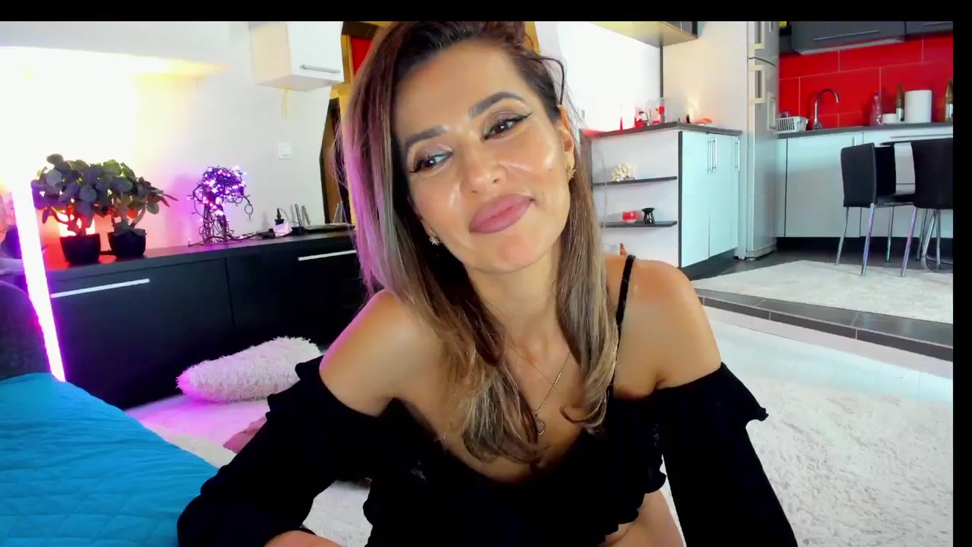 Gallery image thumbnail from SmileyTinaa's myfreecams stream on, 03/22/2025, 24:04 image 20 of 20