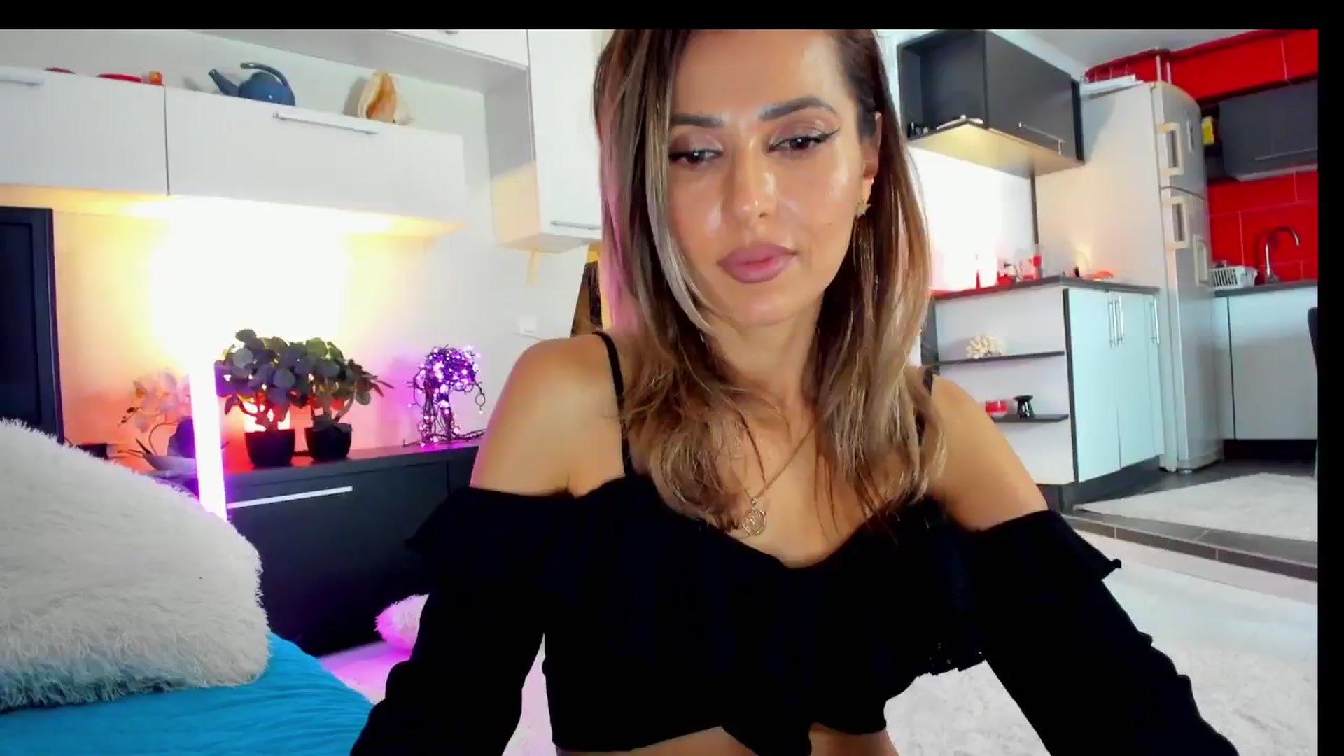 Gallery image thumbnail from SmileyTinaa's myfreecams stream on, 03/22/2025, 24:04 image 8 of 20