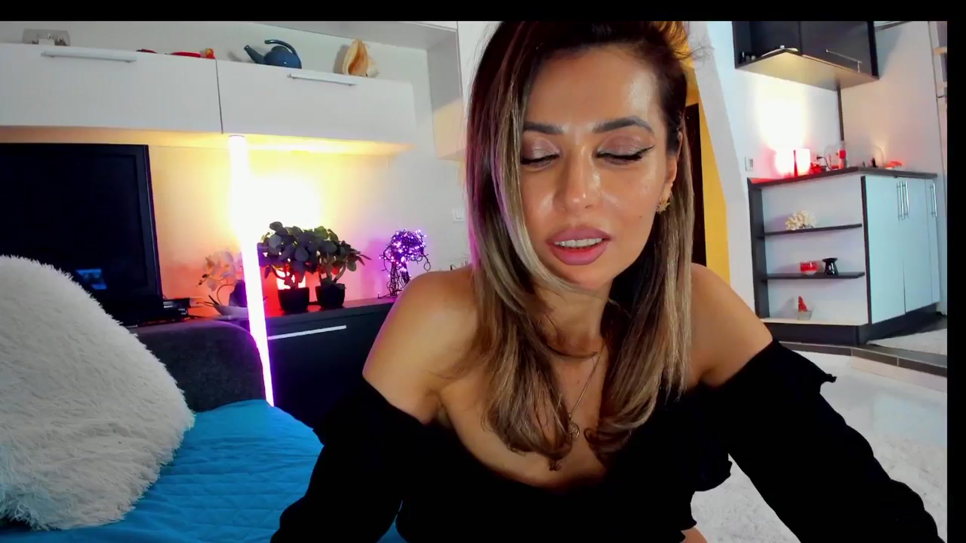 Gallery image thumbnail from SmileyTinaa's myfreecams stream on, 03/22/2025, 24:04 image 18 of 20
