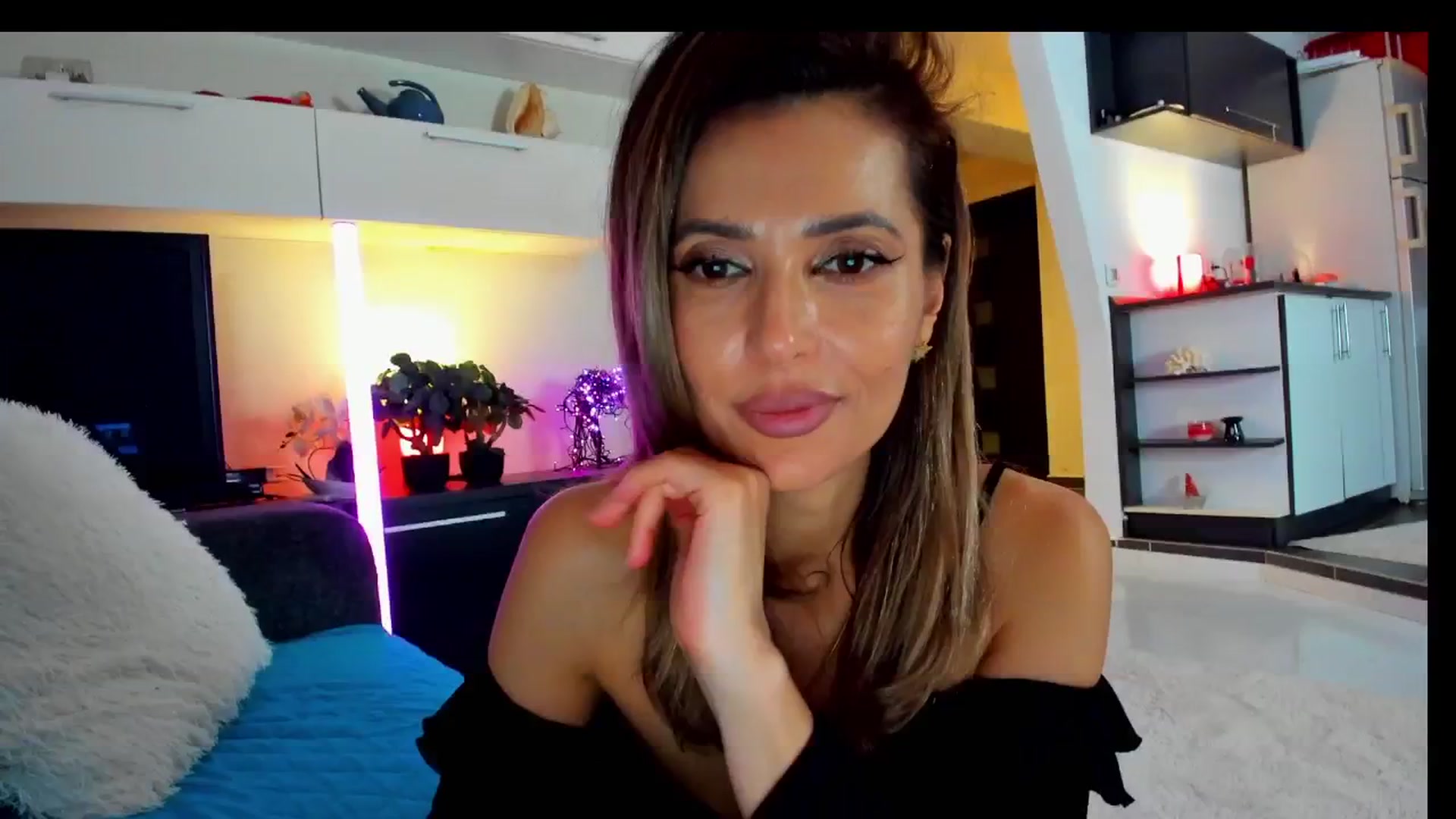 Gallery image thumbnail from SmileyTinaa's myfreecams stream on, 03/22/2025, 24:04 image 17 of 20